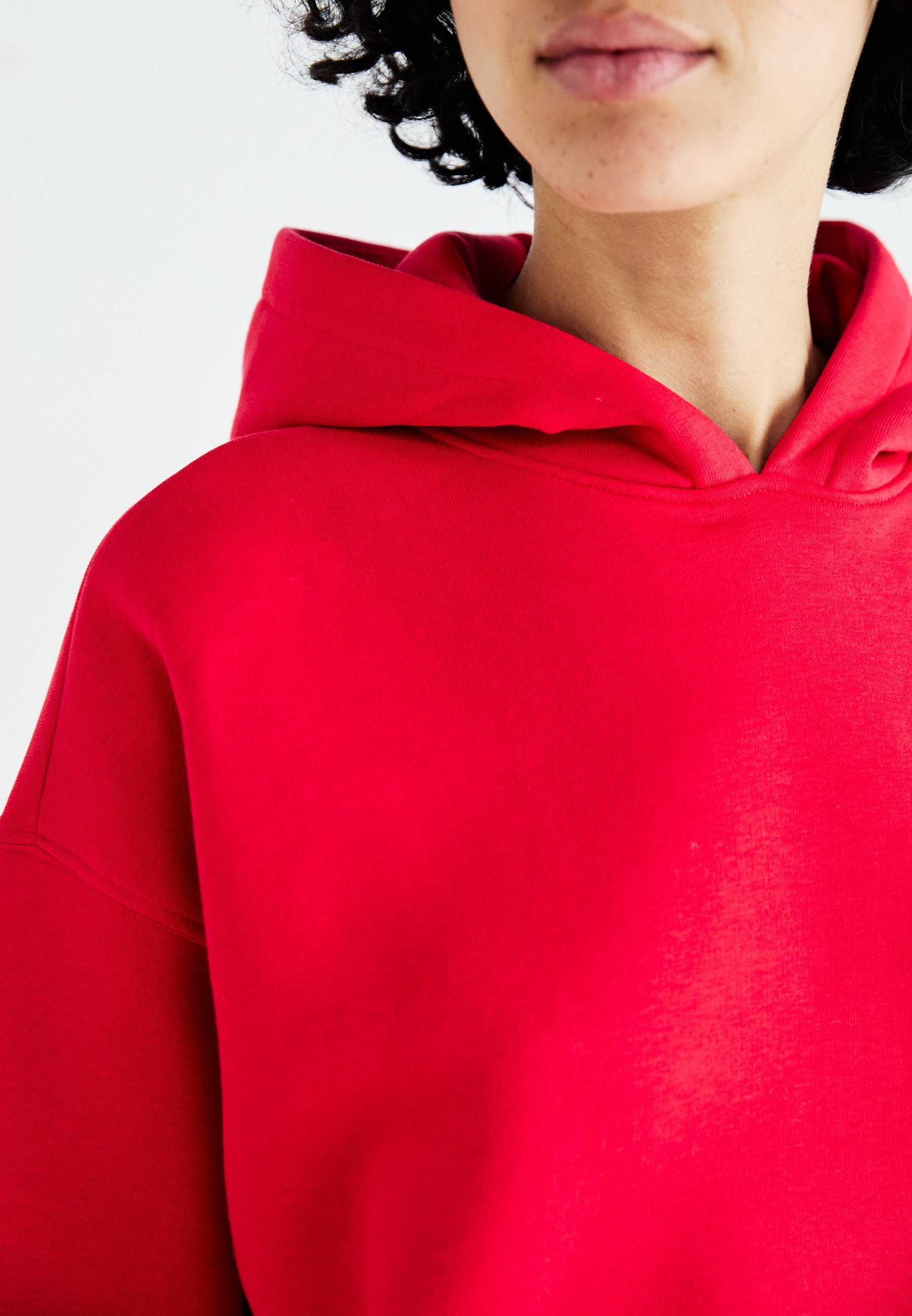 Sweat à capuche Gina Tricot BASIC ORIGINAL - Rouge à lèvres