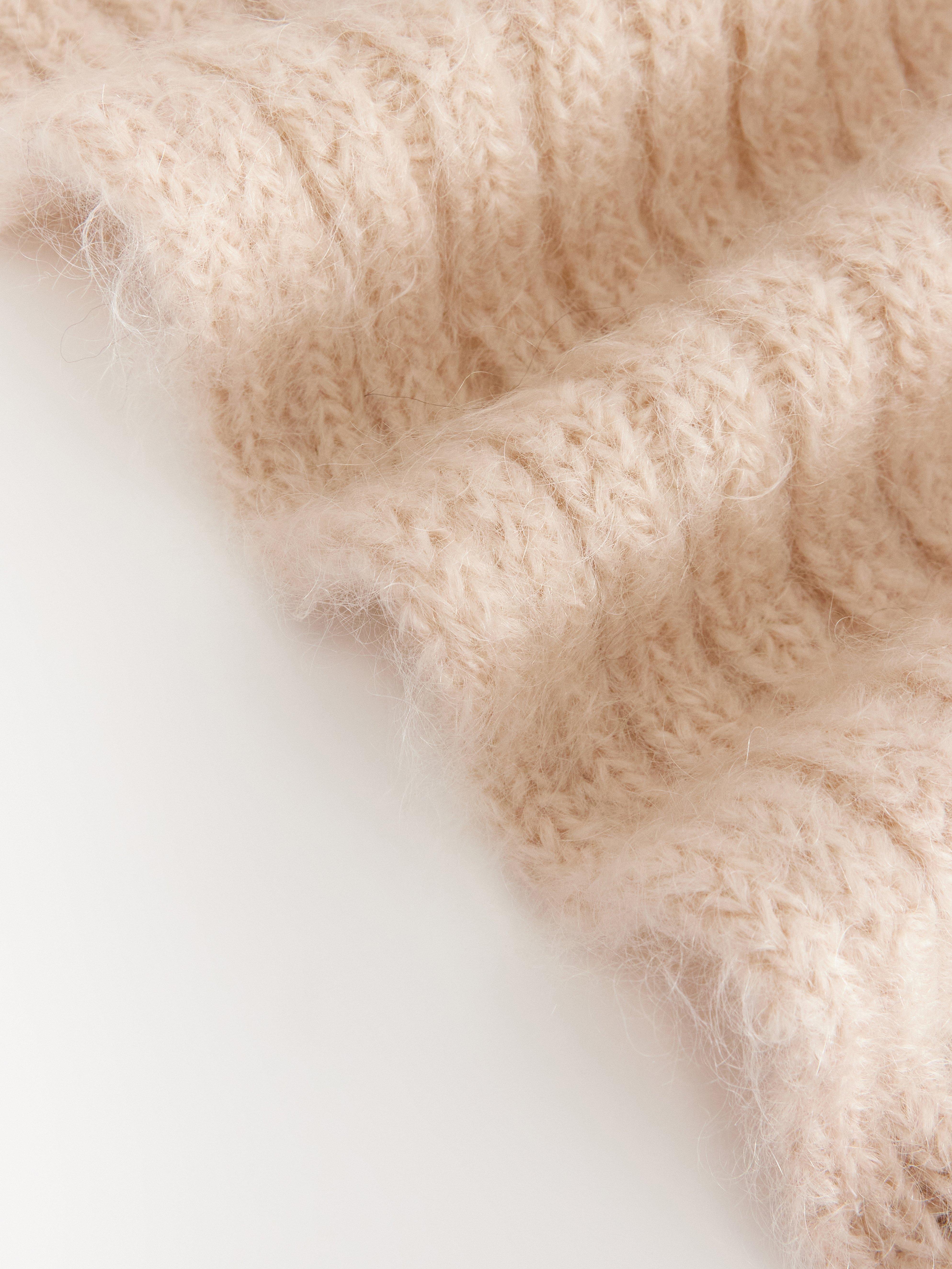 Bufanda de punto en mezcla de mohair color beige.
