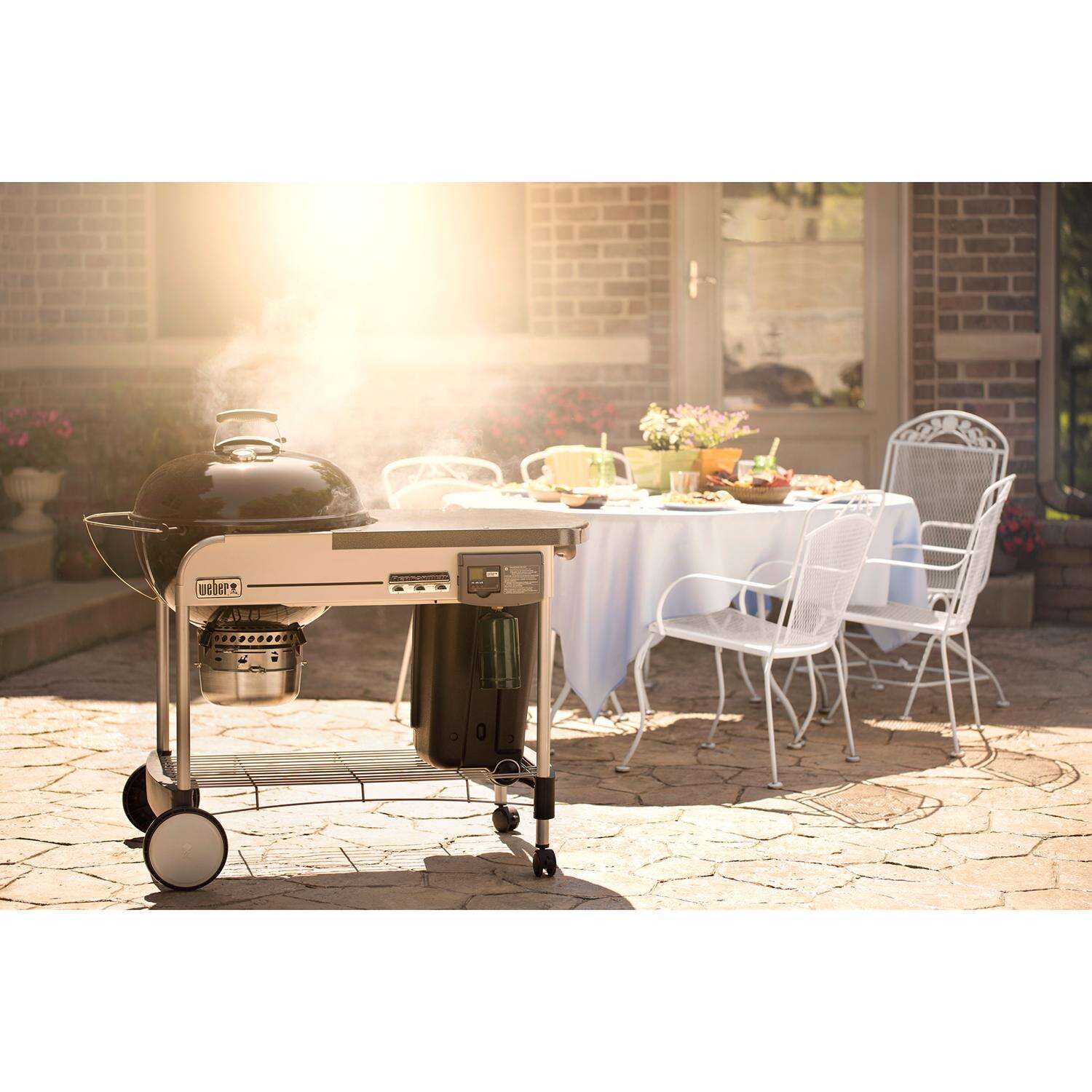 Weber 22 hüvelykes Performer Deluxe faszenes grill, fekete