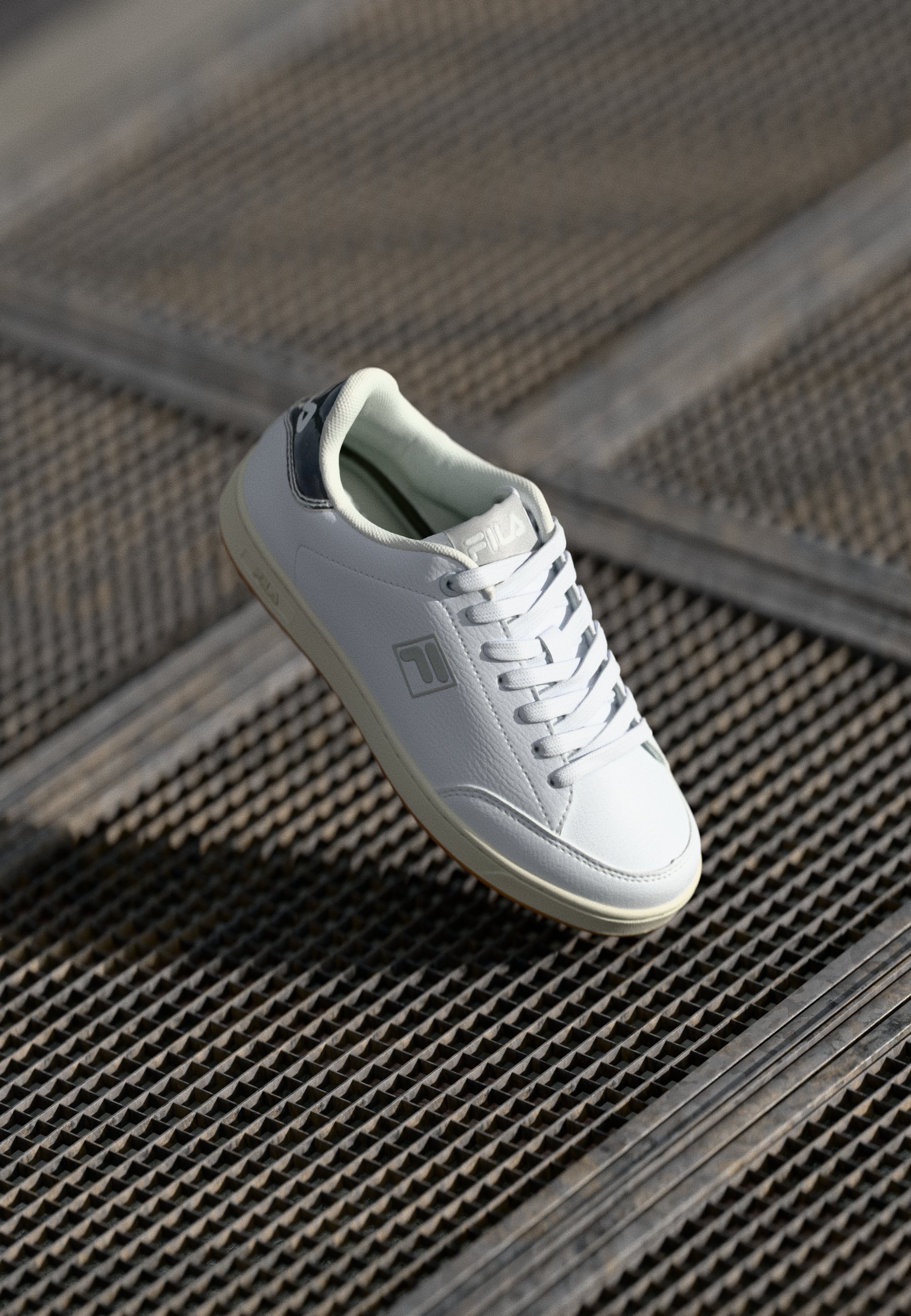 Fila COURTBAY - Sneakers - wit/zilver