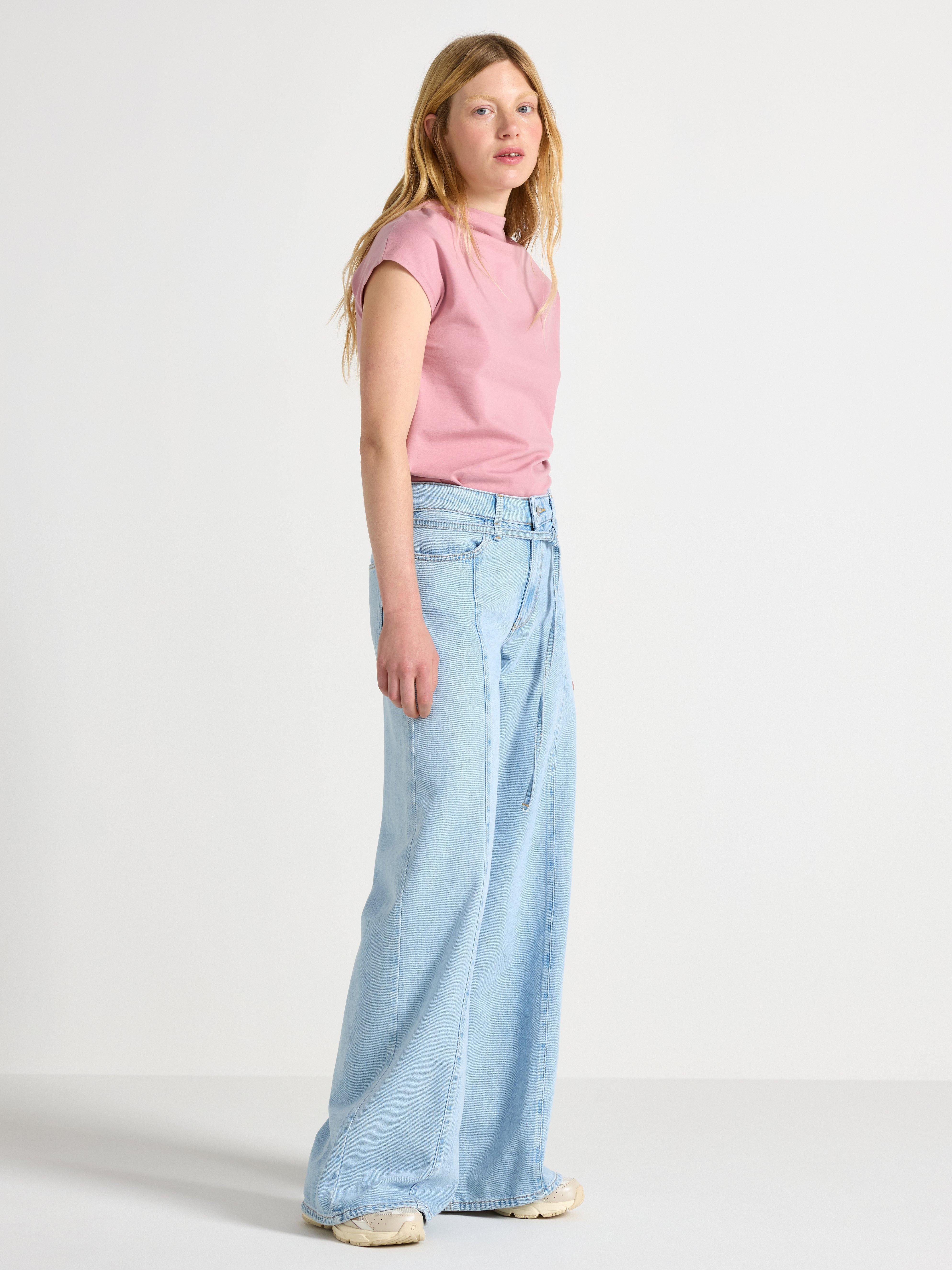 Calça jeans WIDE macia com pernas extra largas em denim claro.