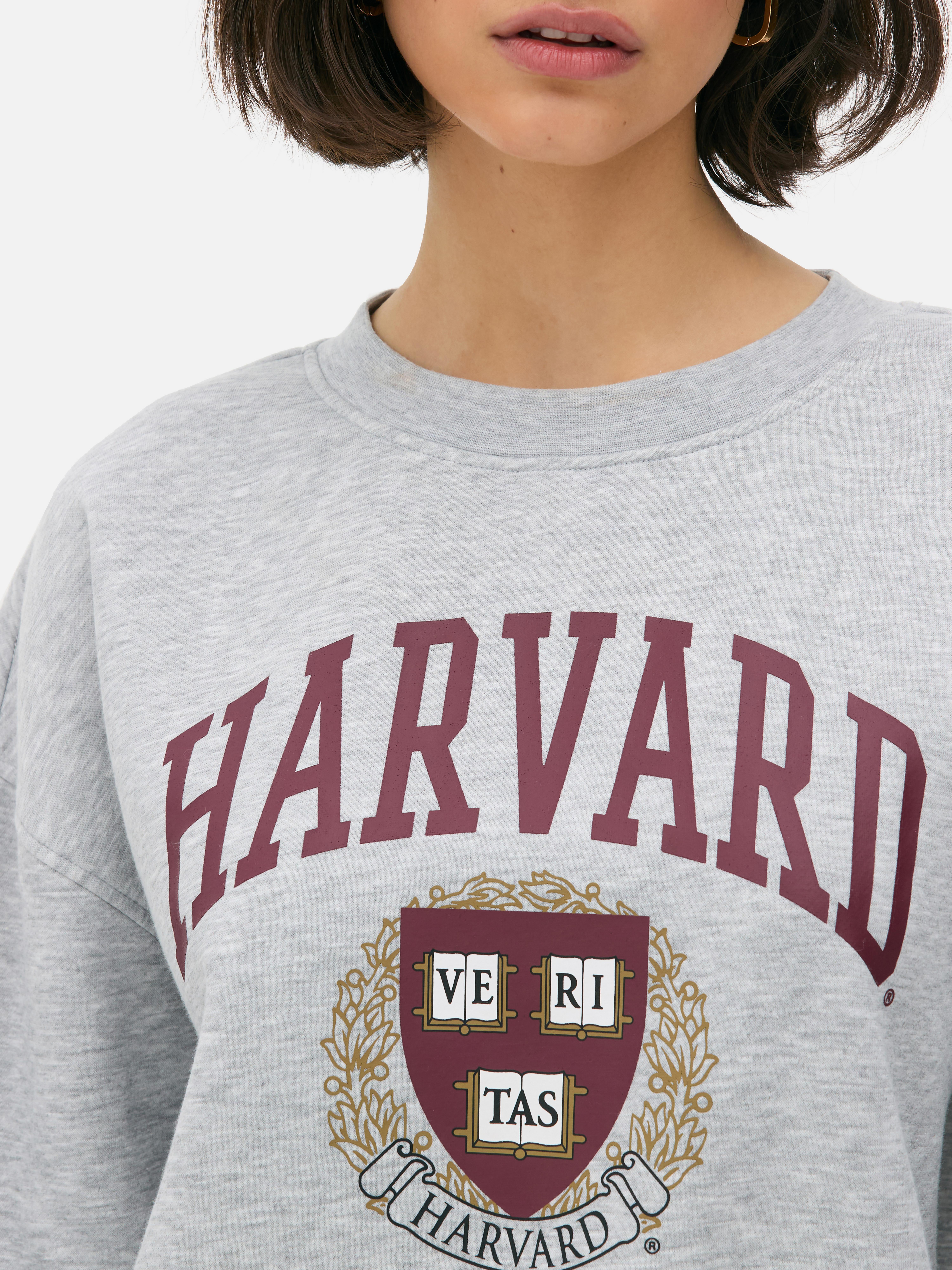 Harvard mintás pulóver. Leengedett vállal, bordázott mandzsettával és Harvard mintával ellátott pulóver.