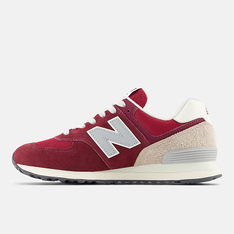 Unisex 574 - Klassiek karmozijnrood met een vleugje grijs en een zilverkleurige metallic afwerking.
