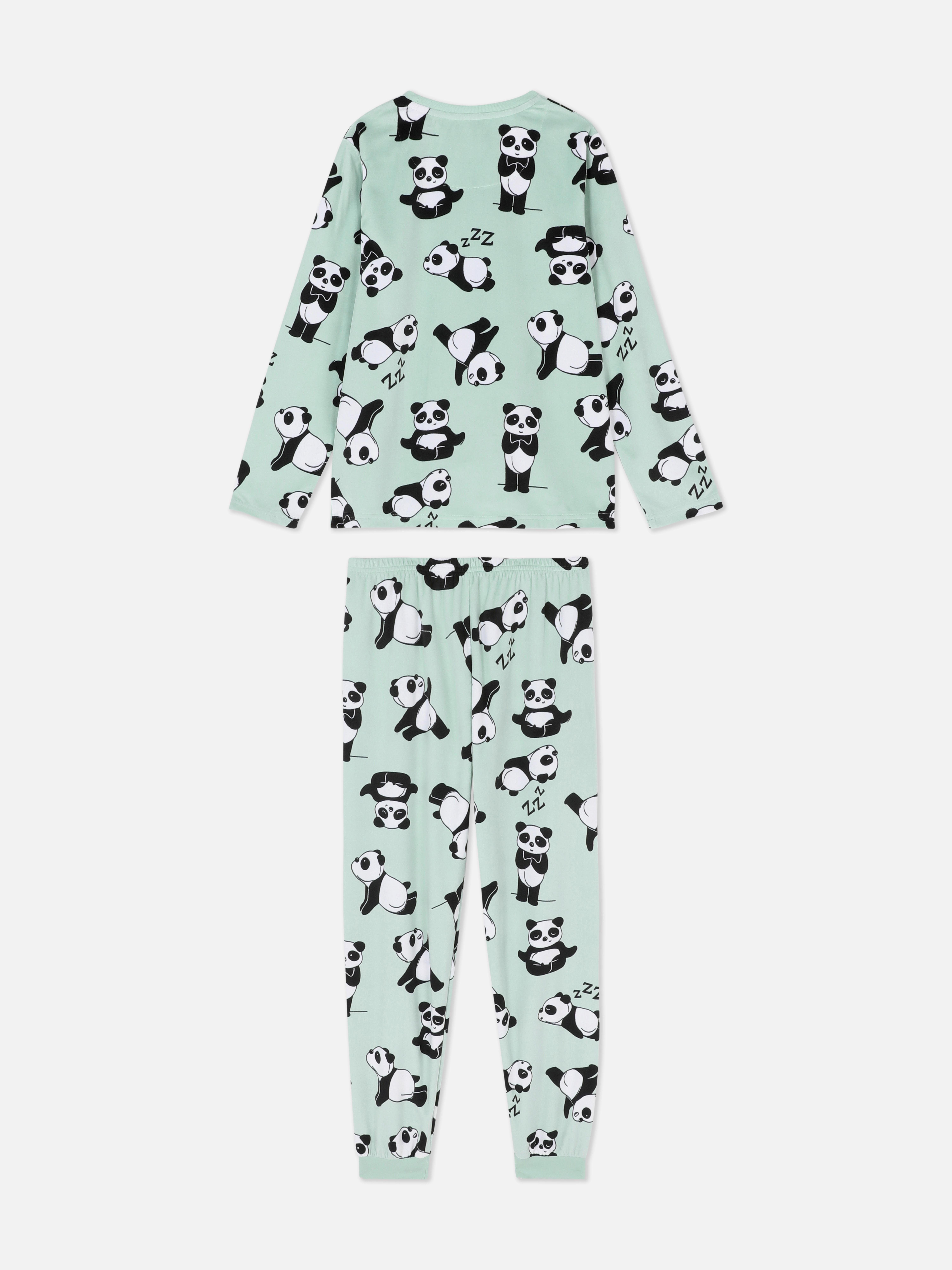 Langer Velourspyjama mit Panda-Print. Ein kuscheliger Pyjama mit langen Ärmeln, Bündchen an den Knöcheln und lässigem Charme.
