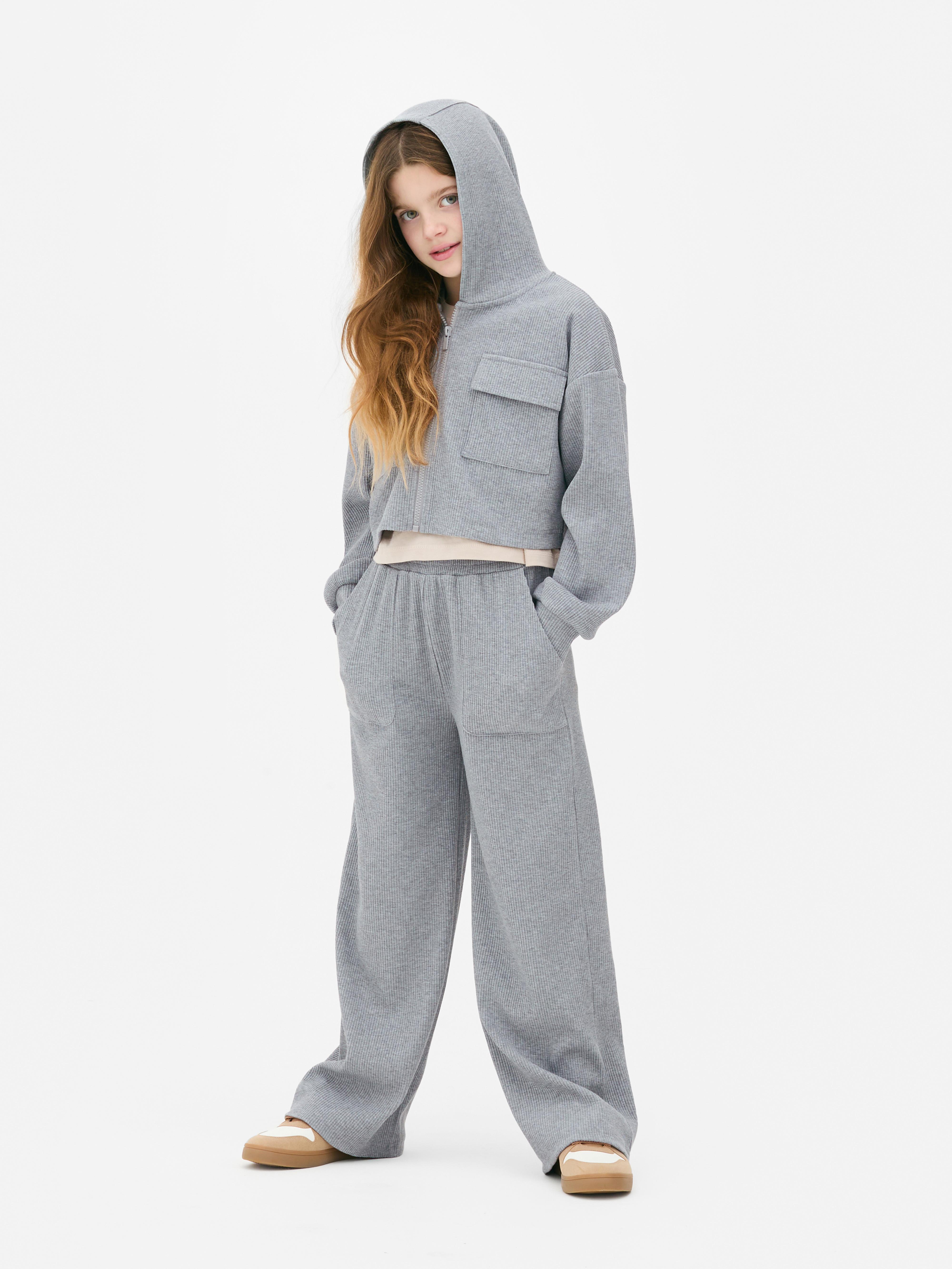 Passender gerippter Hoodie mit Reißverschluss. Ein gerippter Langarm-Hoodie mit Bündchen, Brusttaschen und Frontreißverschluss.