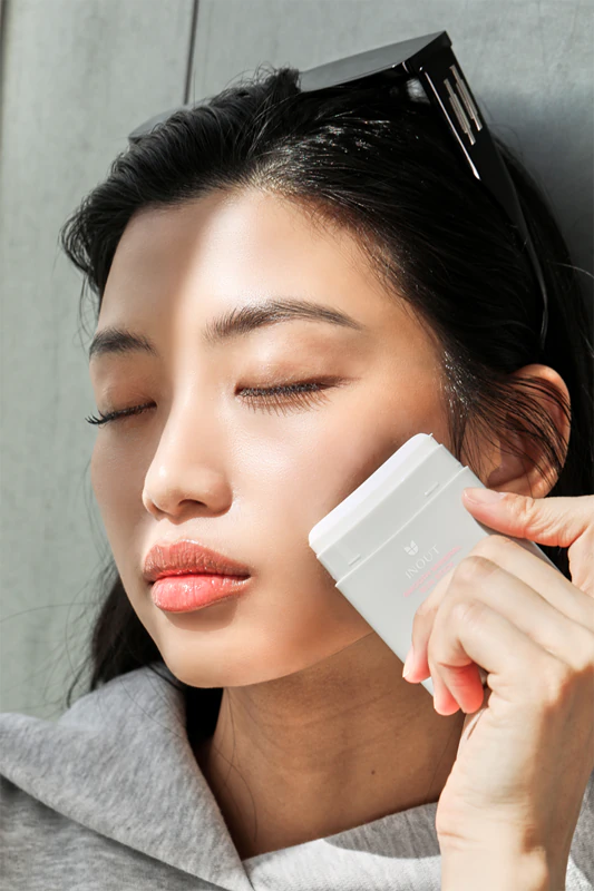 Mizon Inout Smooth Mineral Sun Stick is een minerale beschermende crème voor gezicht en gevoelige zones in stickvorm.