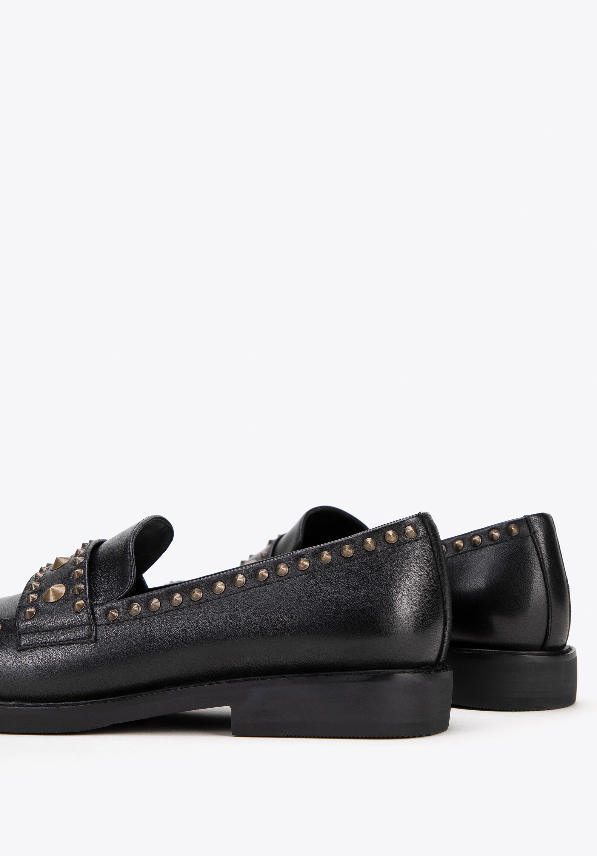 Damskie loafersy skórzane z ozdobnymi nitami czarne