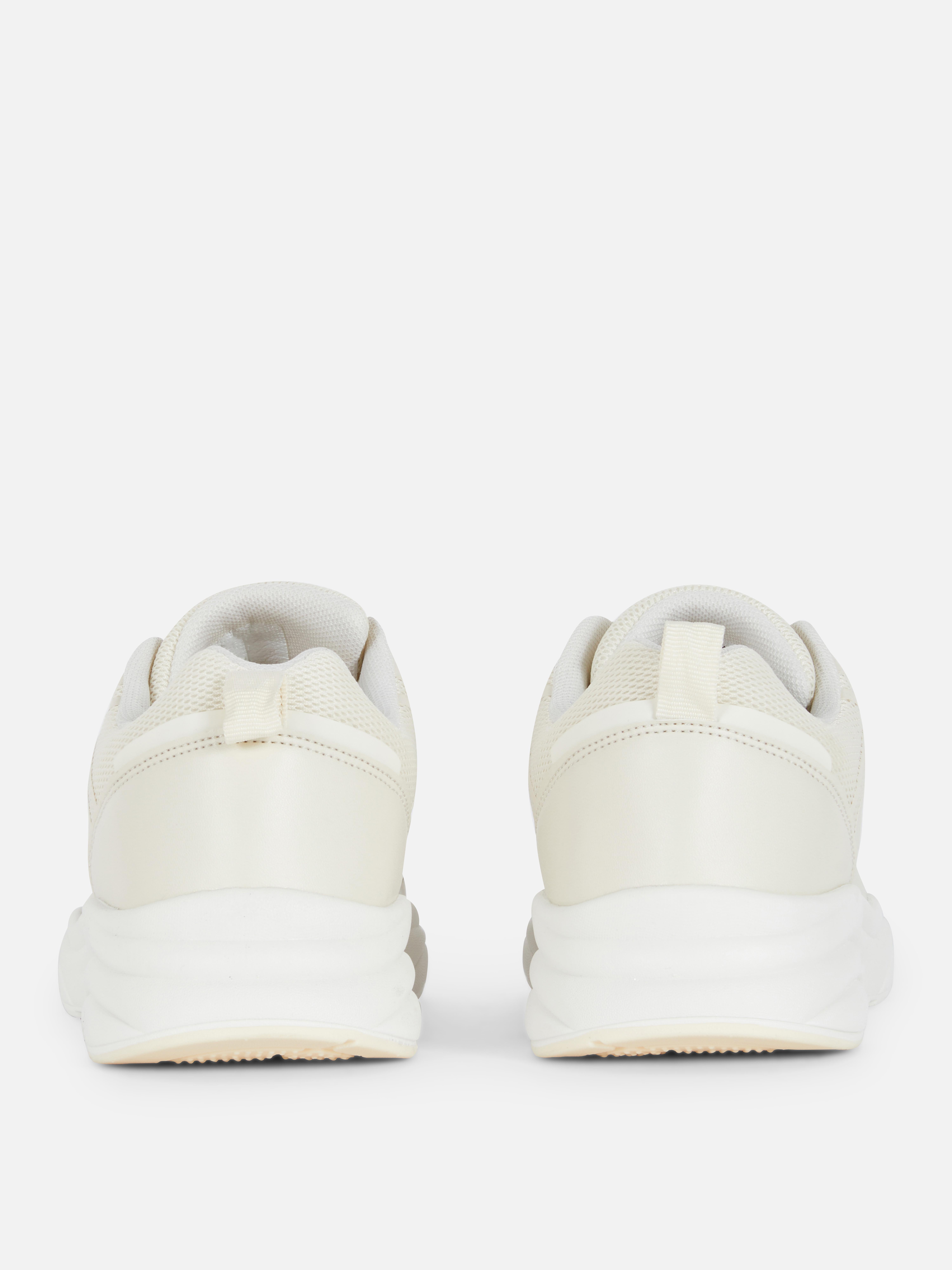 Teniși cu inserții și talpă groasă. Sunt modele low-top, dar acești pantofi sport au un stil deosebit!