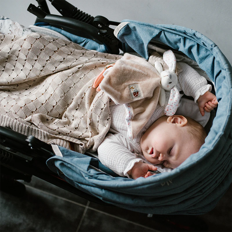BabyOno Have Fun Spacia hračka pre zajačika s hrkálkou