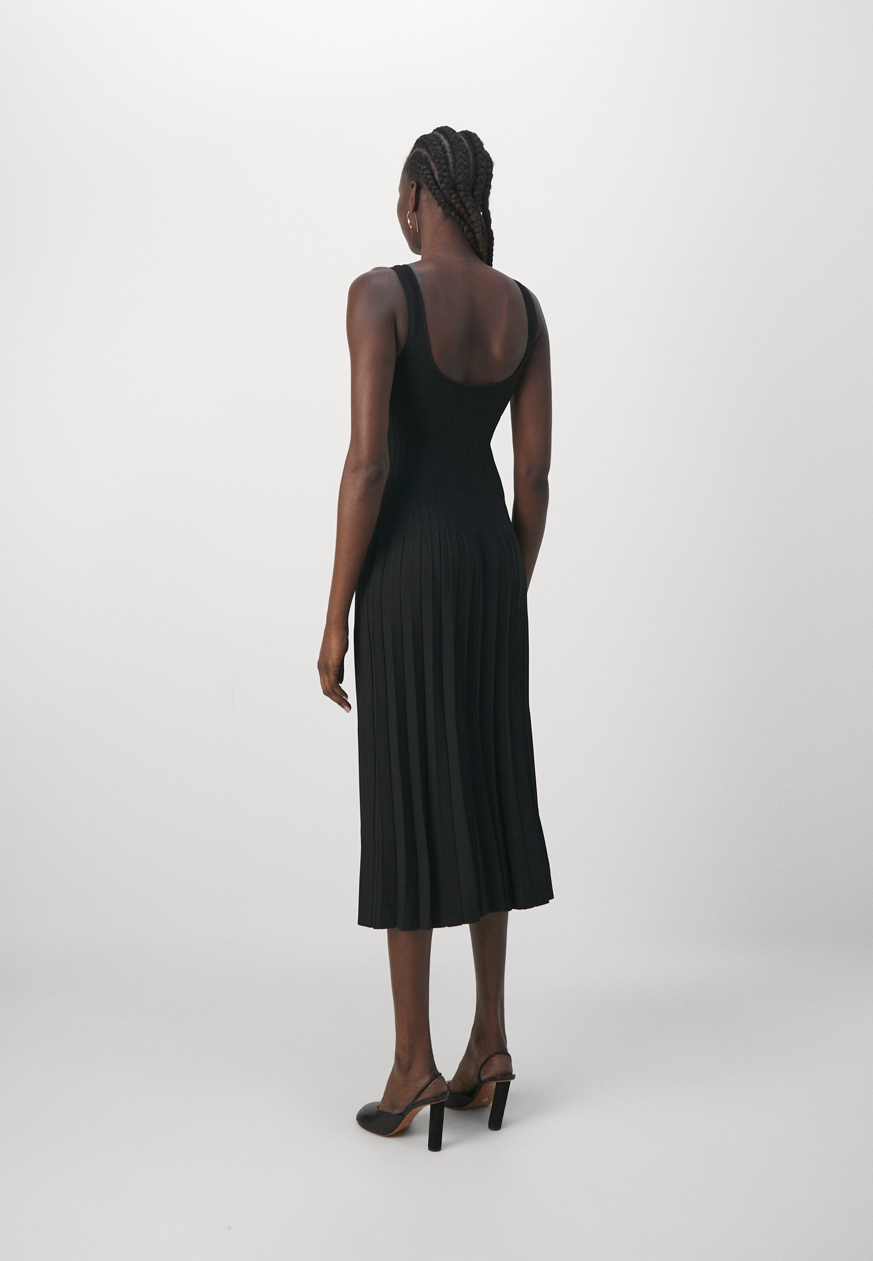 STAUD ELLISON DRESS - Svetrové šaty - black