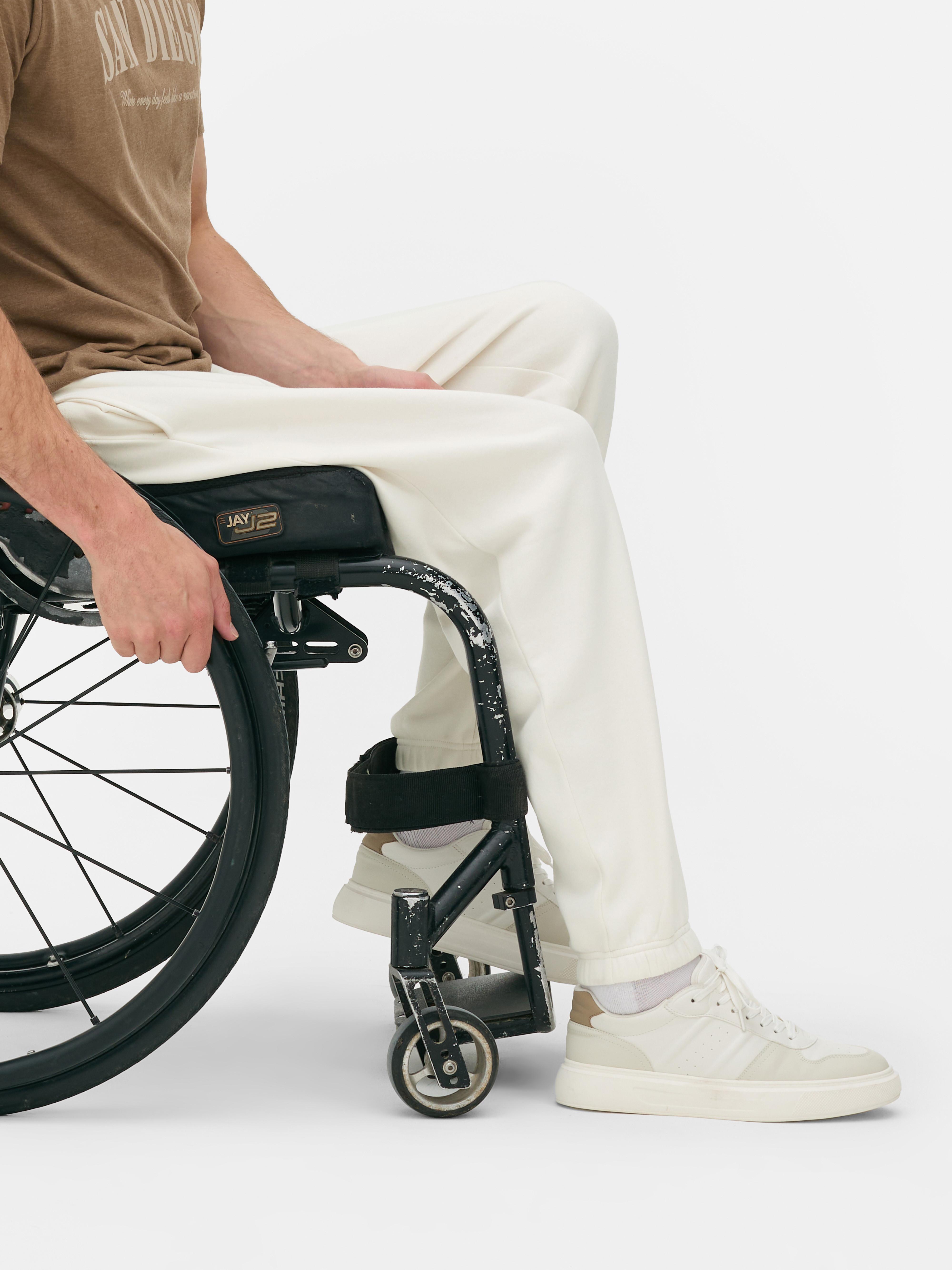 Pantaloni de jogging esențiali cu șnur de strângere Acești pantaloni de jogging confortabili cu șnur de strângere și buzunar aplicat la spate sunt casual și potriviți pentru relaxare
