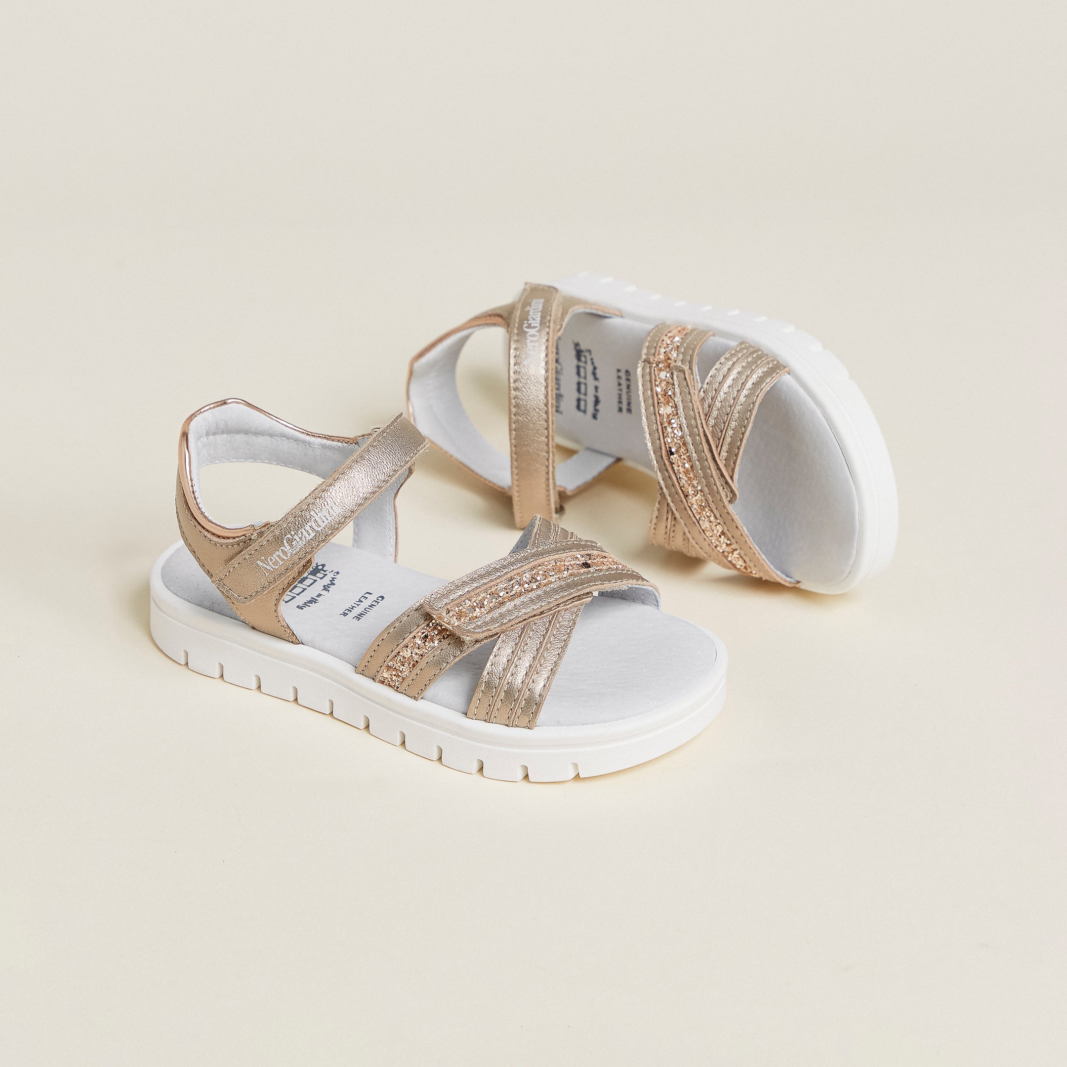  Sandalen für junge Mädchen aus Funktionsmaterial und Leder