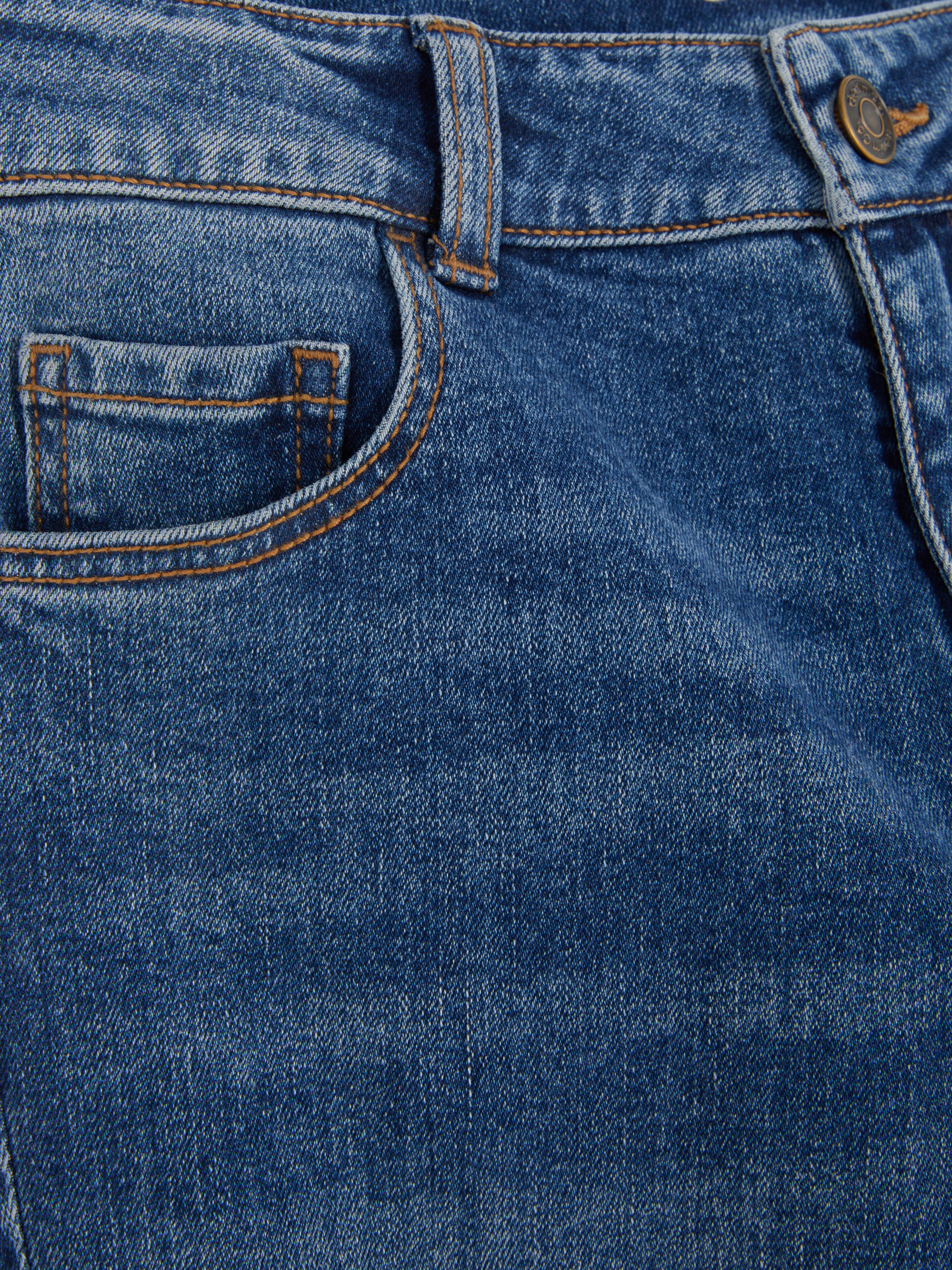 Blugi slim fit pentru băieți. Acești blugi slim fit cu găici pentru curea și nasturi dau colecției lor de blugi un plus.