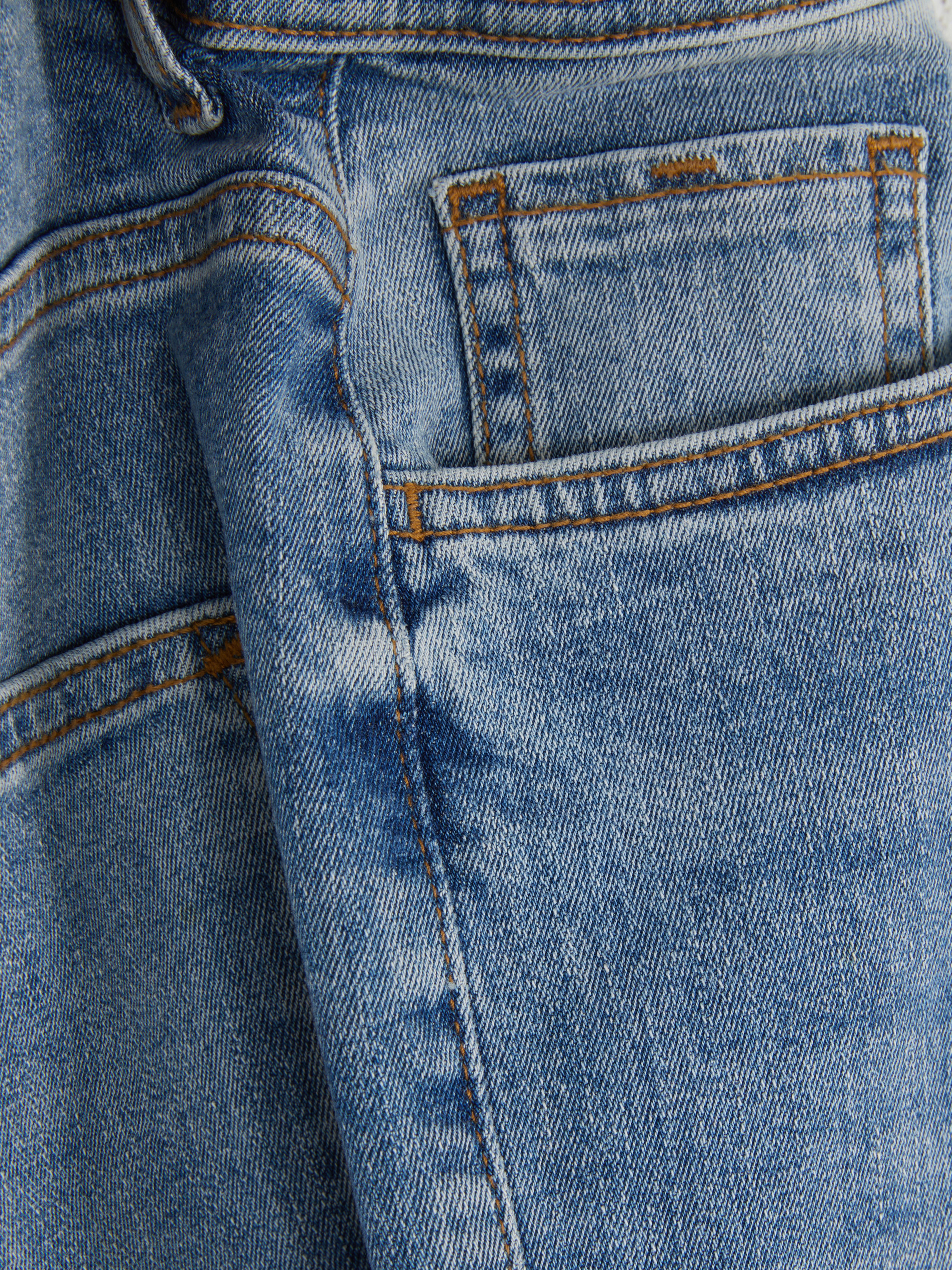 Gerade geschnittene Stretch-Jeans mit verdecktem Reißverschluss und fünf Taschen.