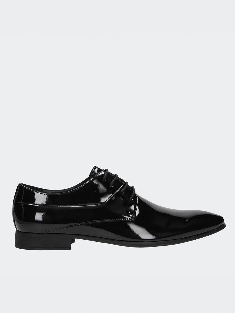 Sapatos de caminhada em verniz preto