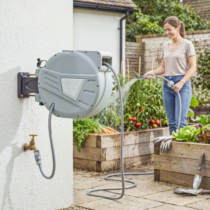 Enrouleur Tuyau Arrosage Mural - Outsunny - 30+2 m x Ø 15mm - Rétractable Automatique Pivotant à 180° - Plastique - Gris