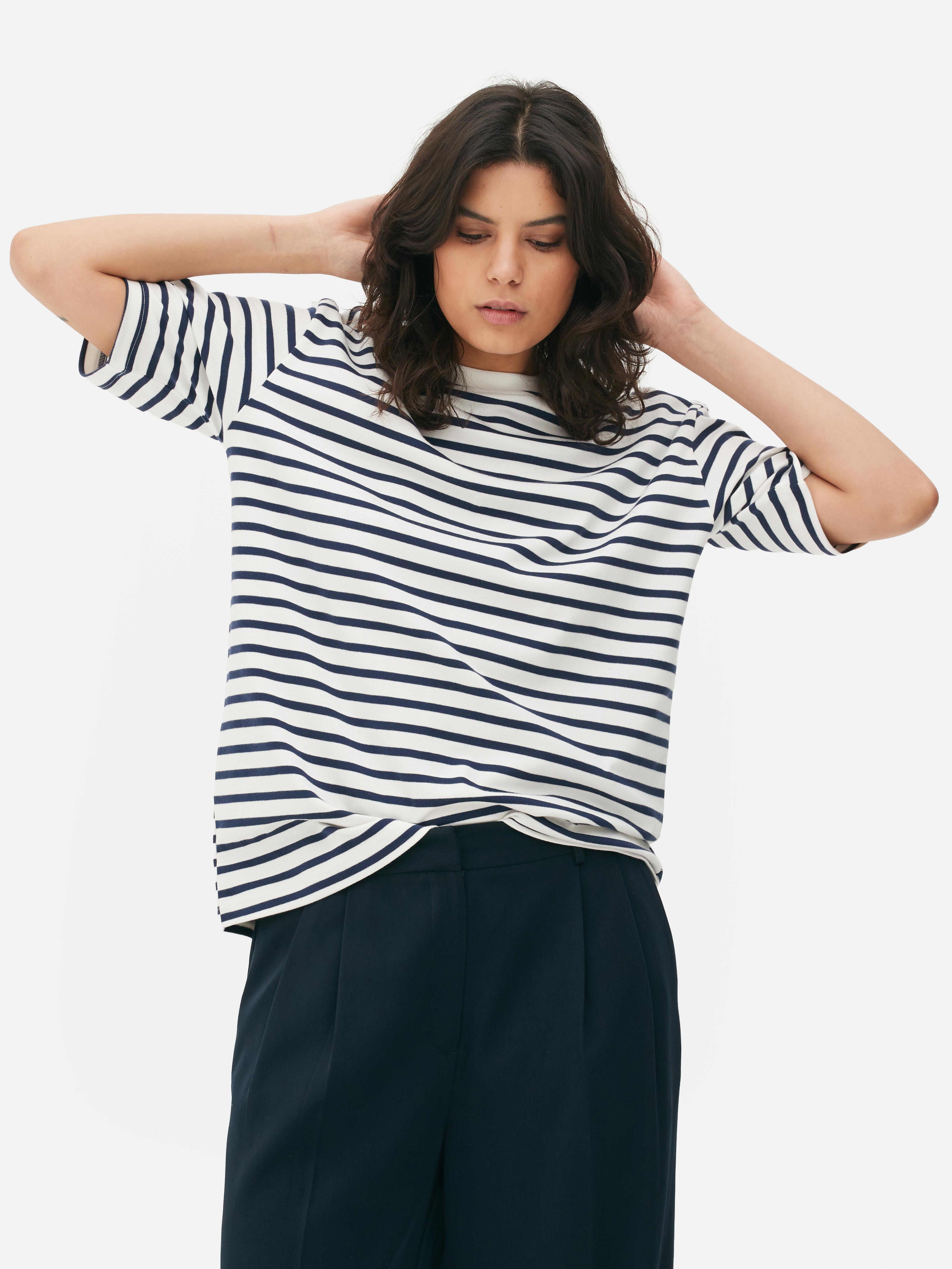 Tricou supradimensionat cu mânecă scurtă. E timpul să îmbrățișezi confortul și stilul cu tricoul nostru supradimensionat.