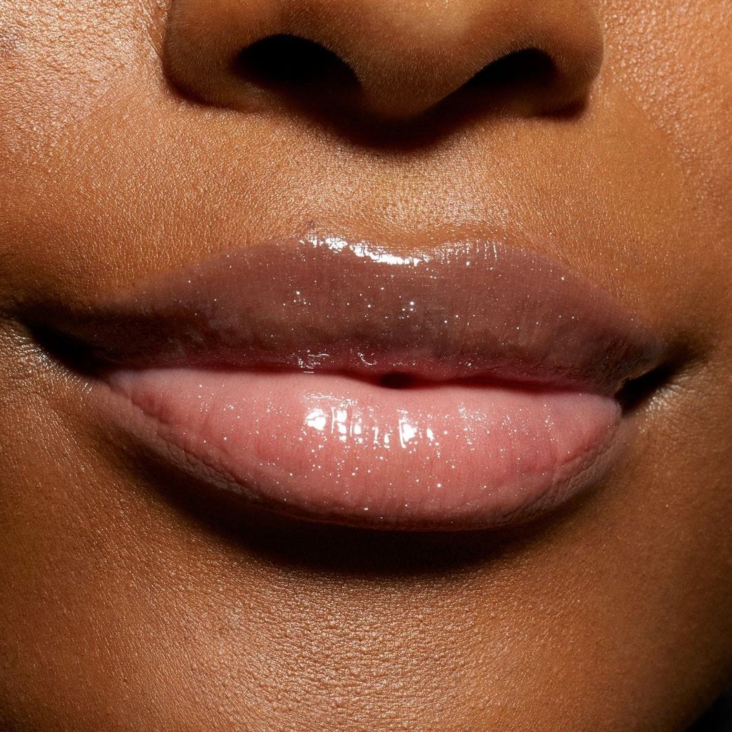 Kylie Cosmetics lūpų blizgis „Supple Kiss Lip Glaze“ – Nude Kiss, 3 ml