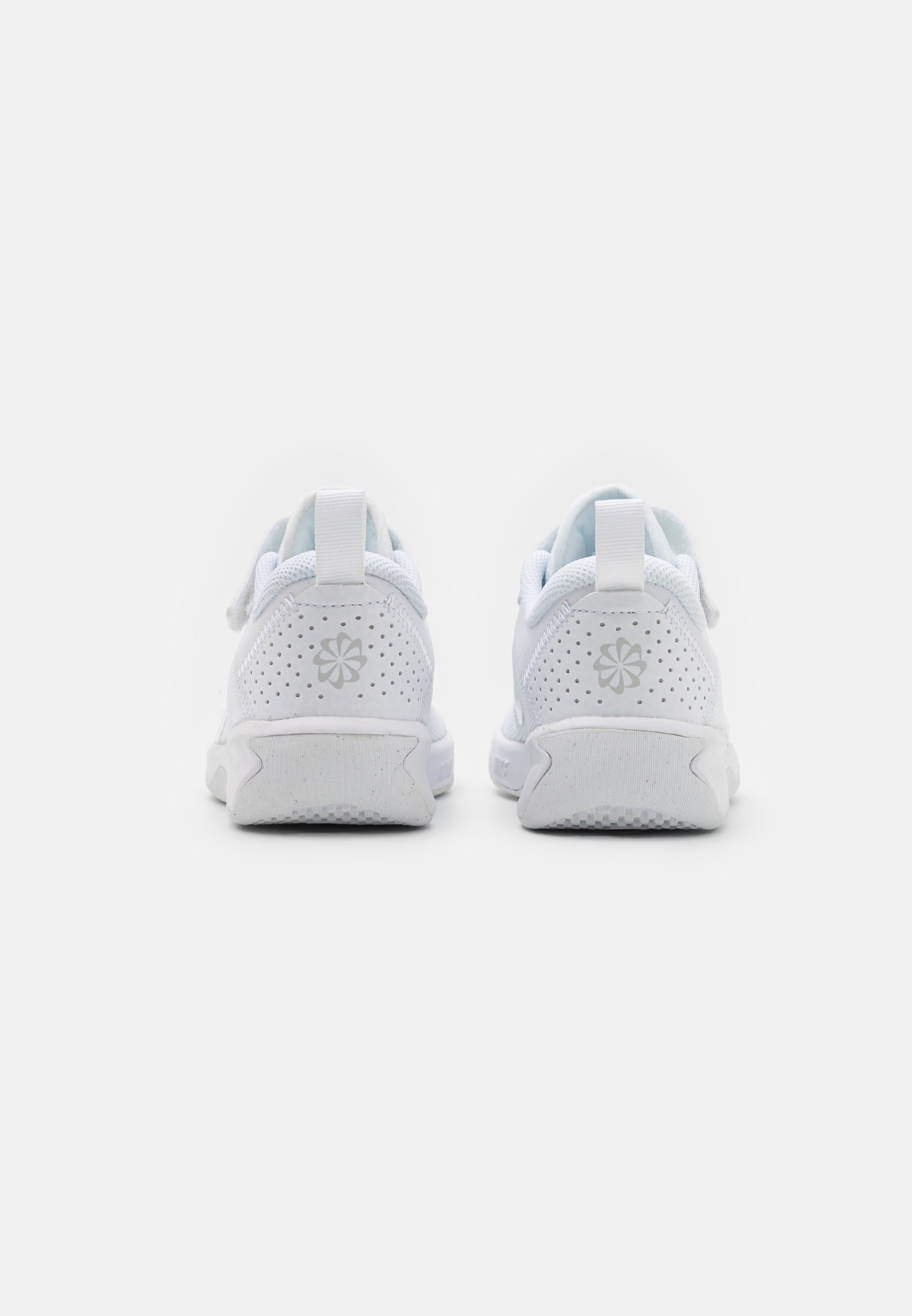 OMNI MULTI COURT UNISEX - Joggesko - white/white pure platinumNike Performance