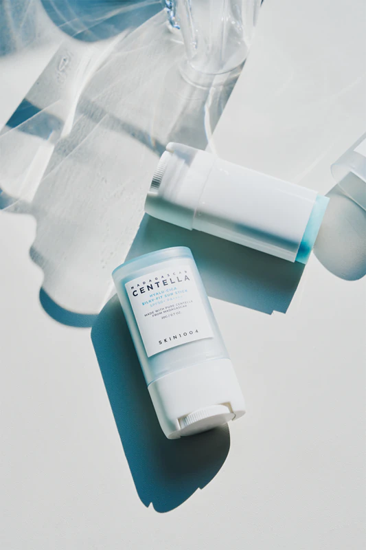 SKIN1004 Ochranná a hydratačná tyčinka na opaľovanie s pupočníkom madagaskarským s hyalu-cicou Silky-Fit SPF 50+
