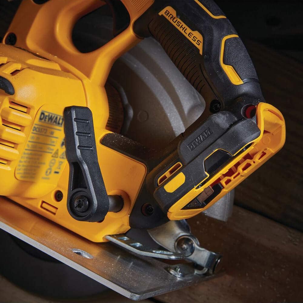 DEWALT 18V bezuhlíková okružní pila XR FLEXVOLT Advantage 6.0AH DCS573T1-XE