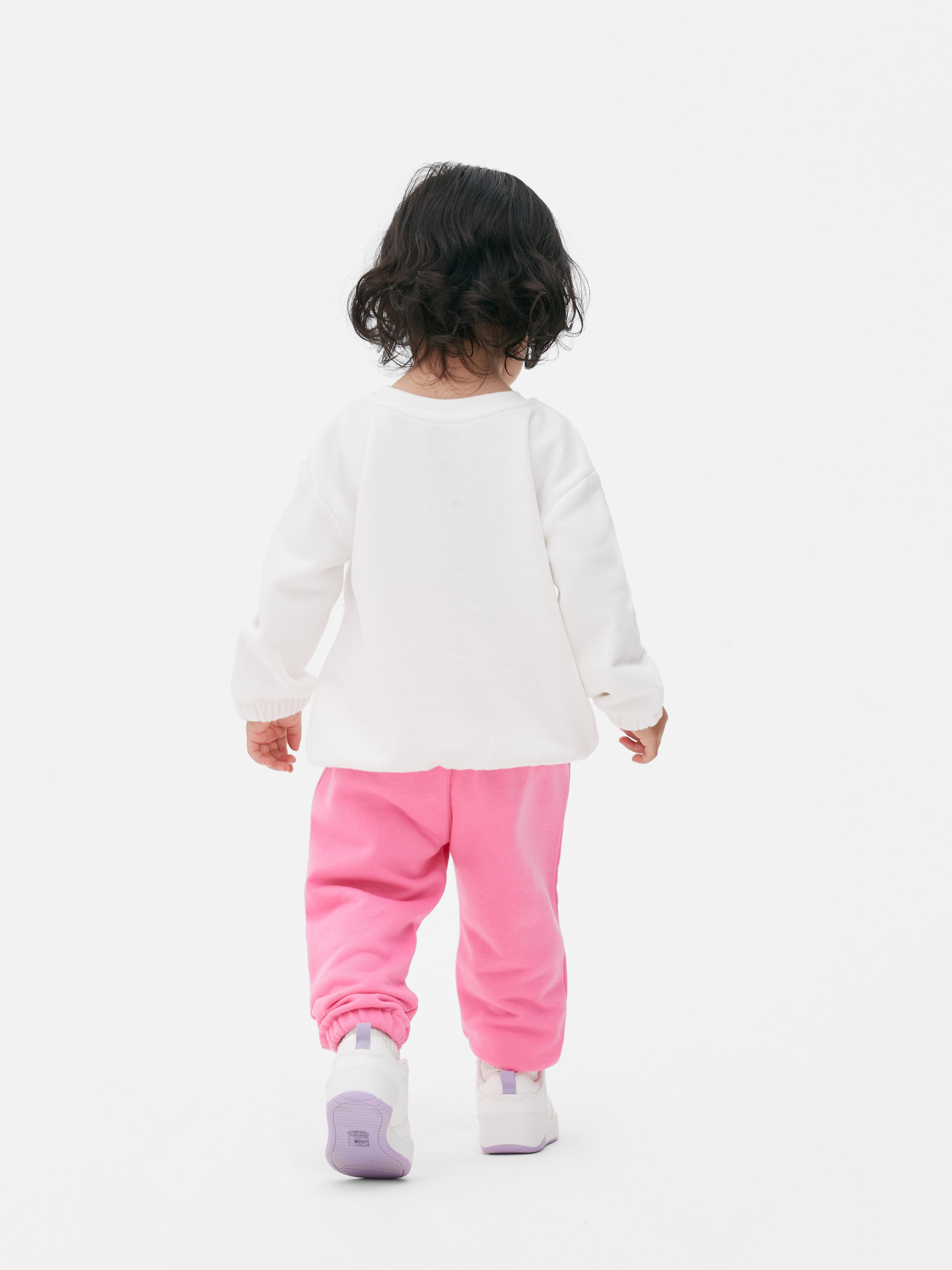 Pantaloni de trening asortați cu talie elastică și șnur de strângere. Acești pantaloni de trening drăguți au manșete la gleznă și sunt extrem de confortabili.