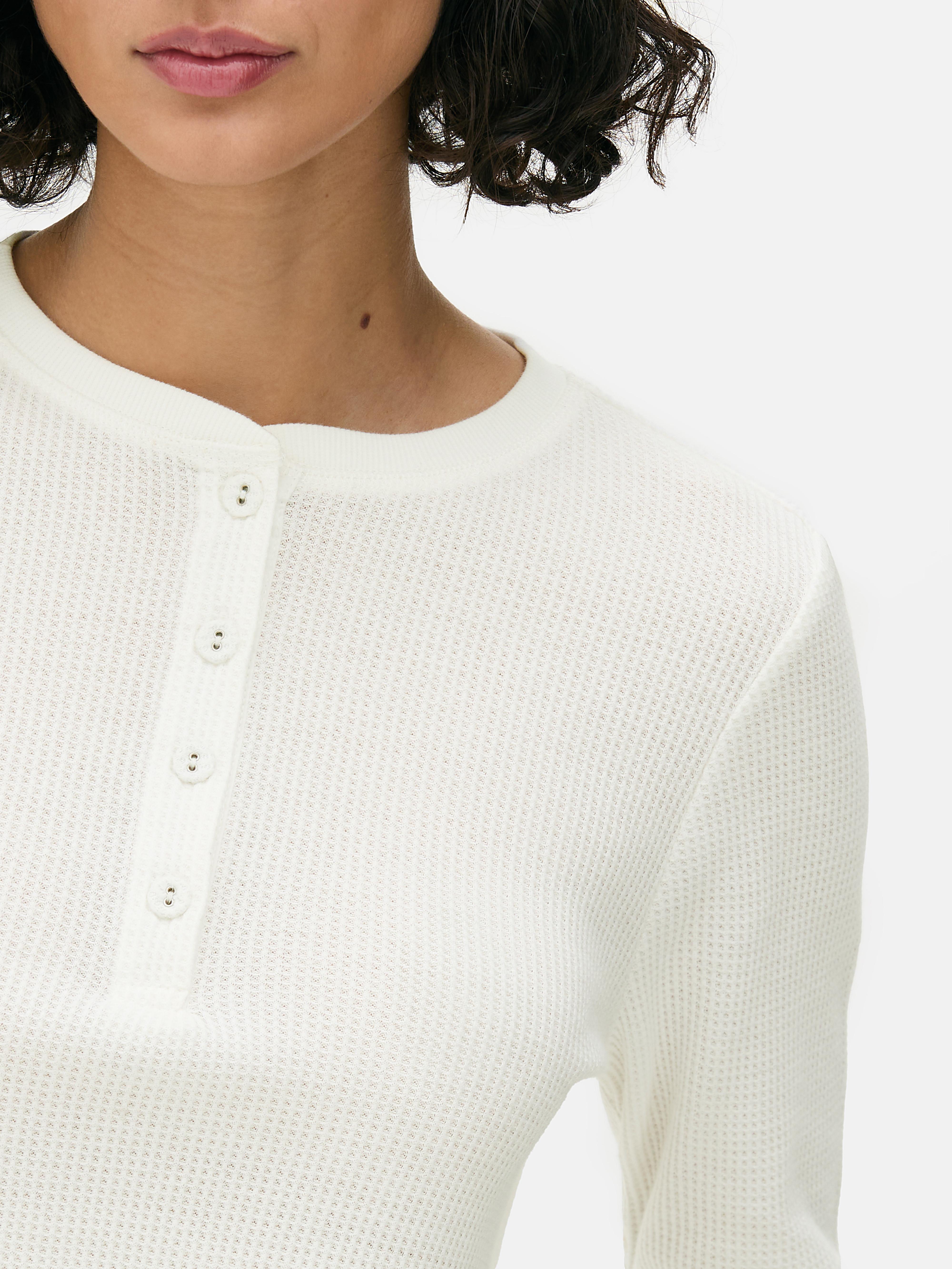 Κοντό τοπ Henley με υφή waffle Ένα κλασικό κοντό τοπ Henley με πατιλέτα με κουμπιά και υφή waffle