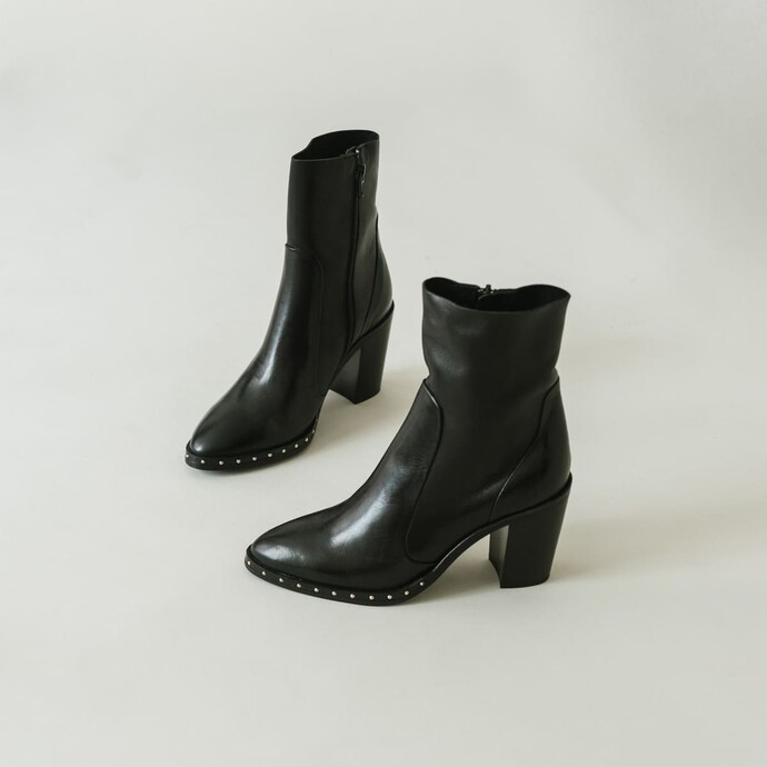 Bottines à talons et détails métalliques  en cuir noir