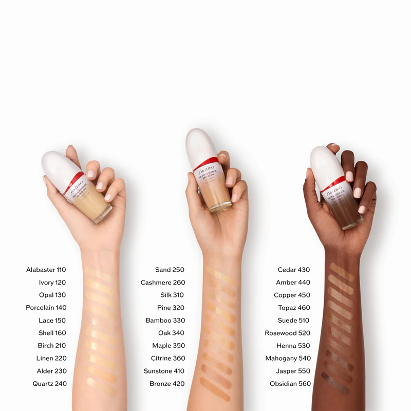 Base Shiseido Revitalessence Skin Glow, uma base leve com efeito radiante FPS 30.