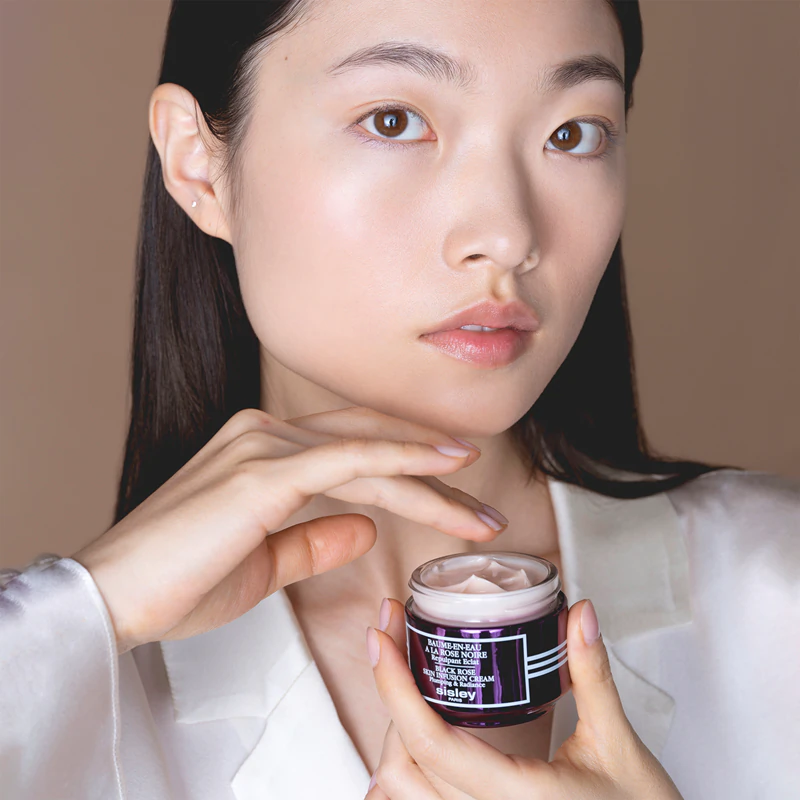 Sisley Black Rose Skin Infusion Cream, luxusný rozjasňujúci krém, ktorý vyhladzuje a spevňuje pleť a predchádza tvorbe vrások.