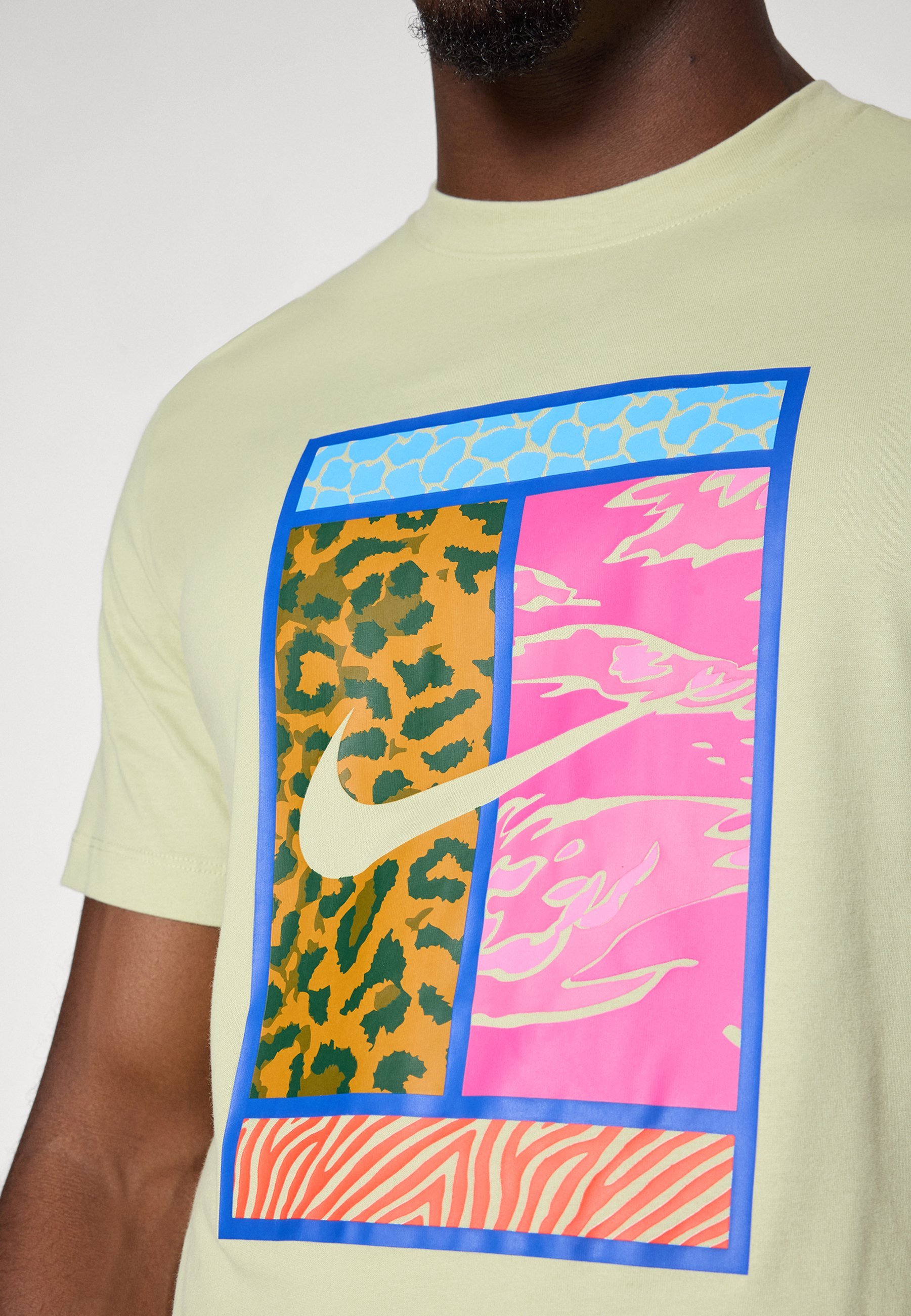 NIKEKUP TEE COURT - Sportovní tričko - olive aura