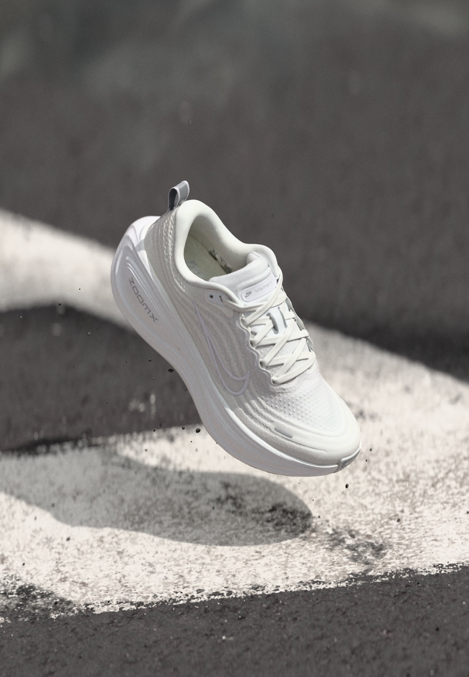 Nike Performance VOMERO PLUS - Hardloopschoenen voor op de weg - wit/summit white/photon dust/metallic silver
