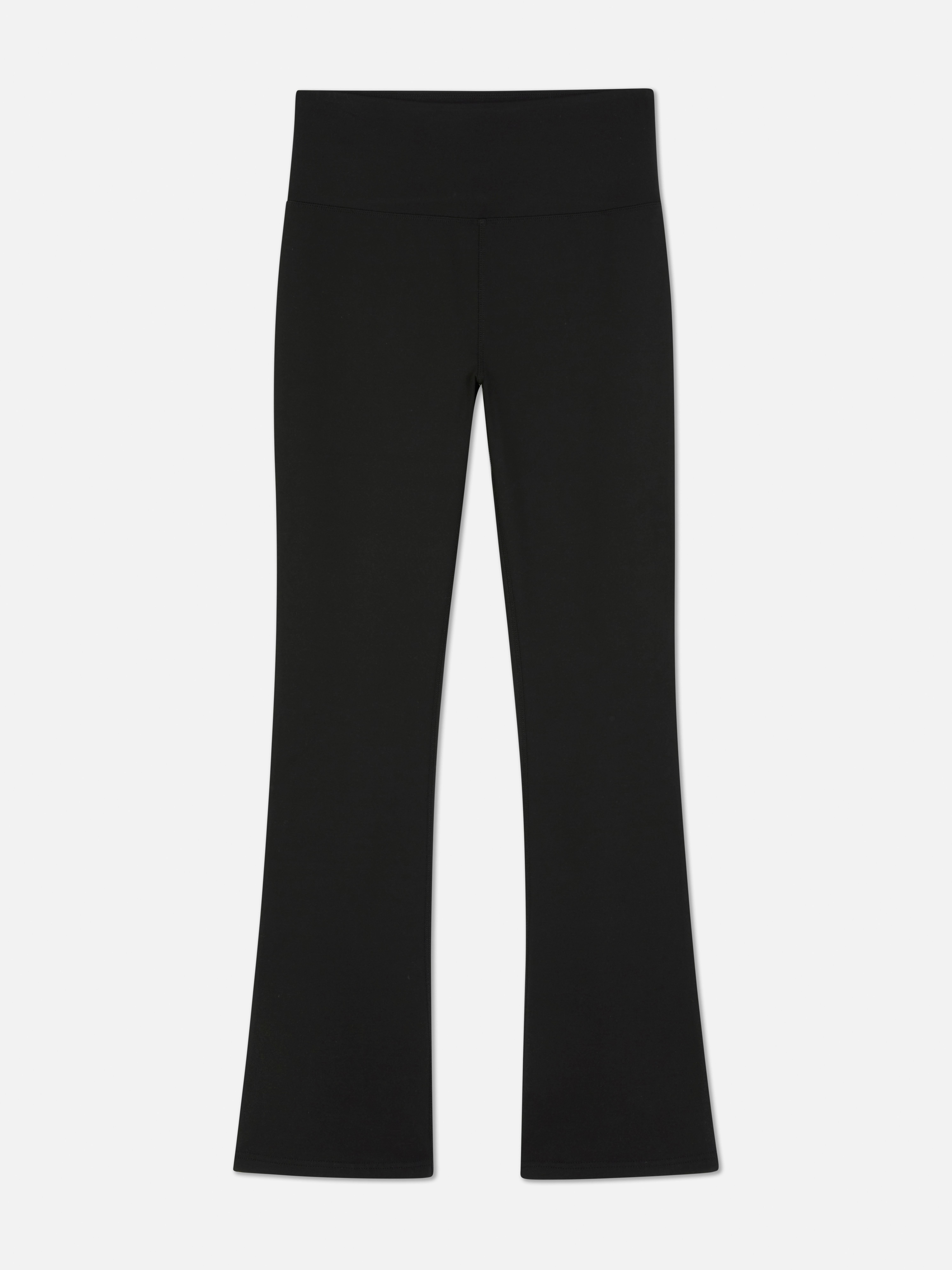 Colanți yoga evazați. Colanți cu talie elastică lată și talie evazată pe picioare pentru un look casual și sportiv.