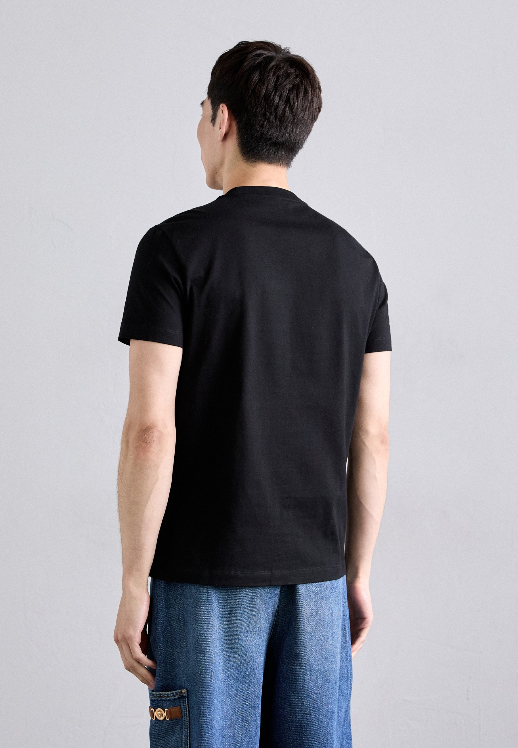 Versace ARCHITECTURAL BAROCCO SCROLL CREST AND HOTFIX - T-shirt stampata - nera