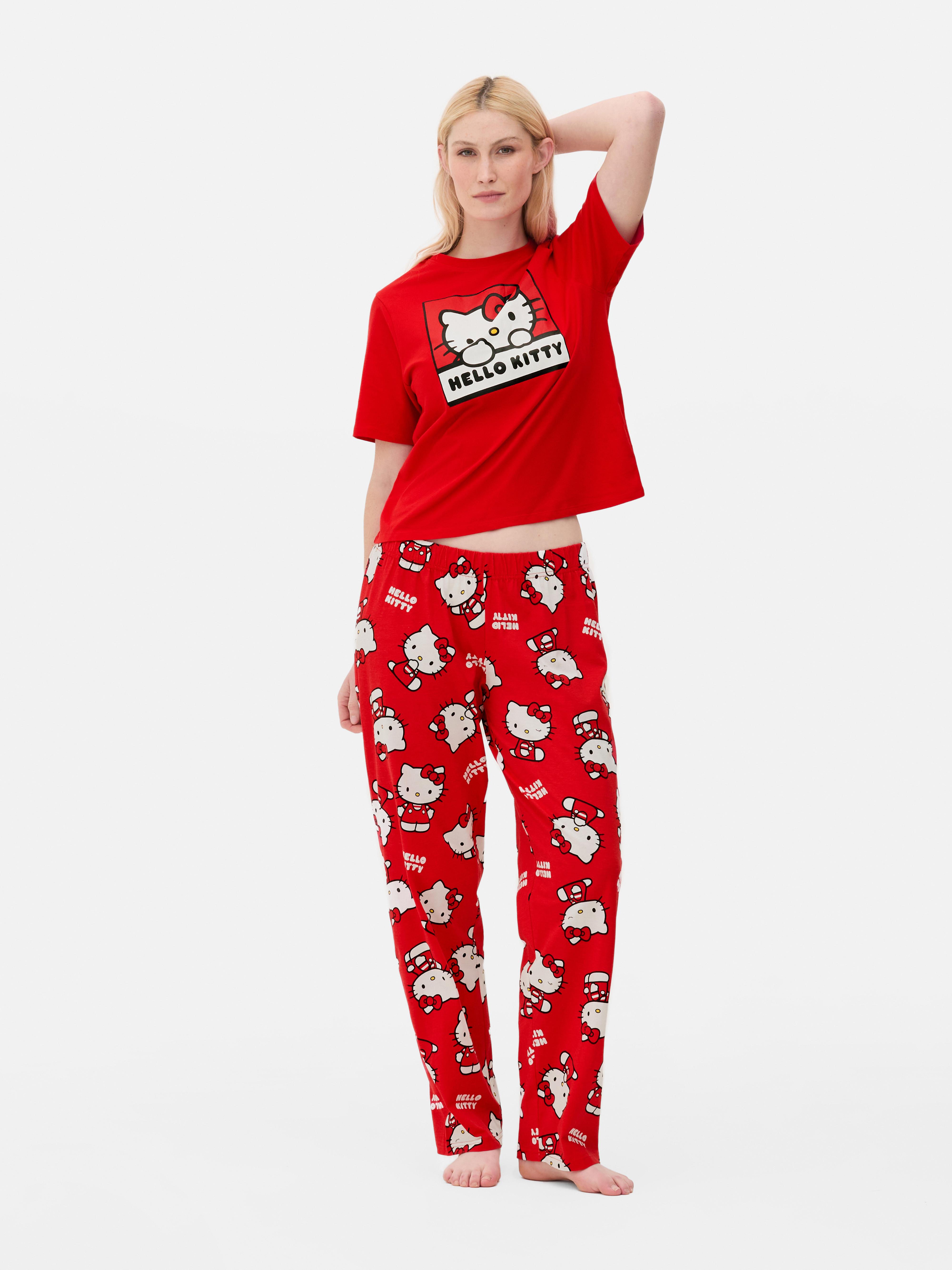 Pigiama di Hello Kitty con maglietta e pantaloni della tuta. Addio ai noiosi pigiami, dai il benvenuto a questo pigiama di Hello Kitty.