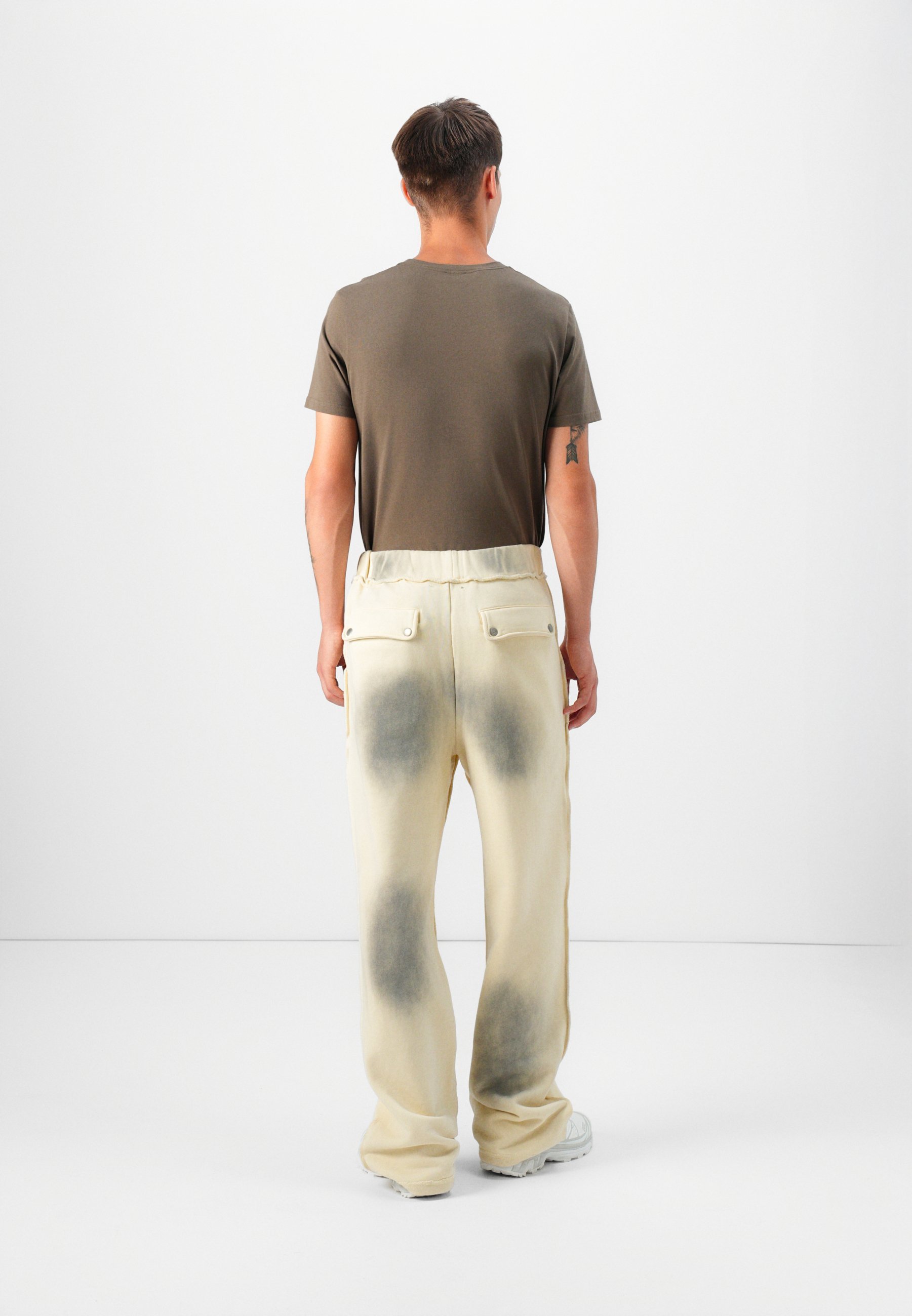 Atelier de confection de pantalons de jogging