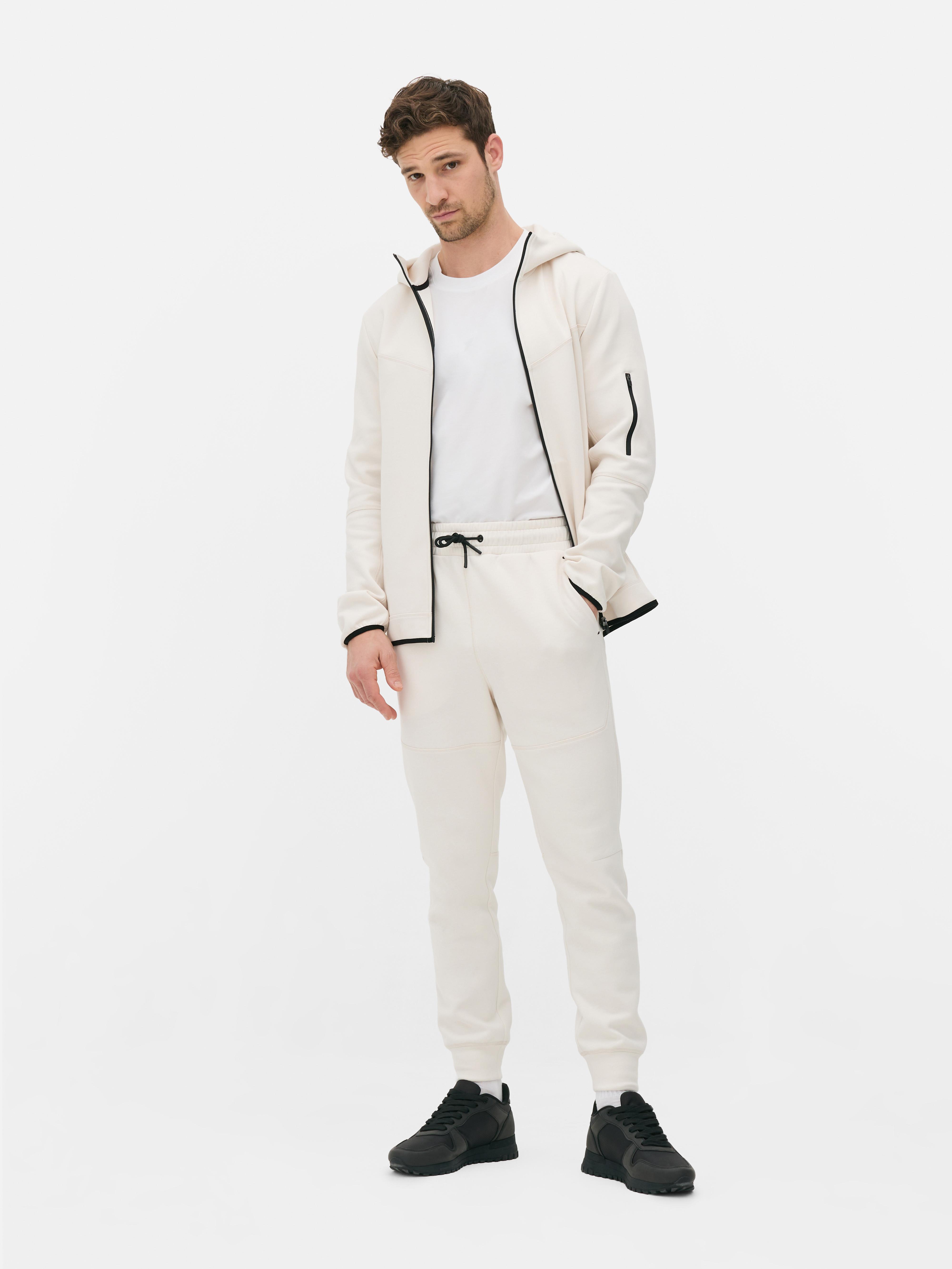 Pantaloni de jogging cu șnur de strângere și manșete la gleznă. Pantaloni sport de jogging cu șnur în talie, buzunare laterale și manșete la gleznă.
