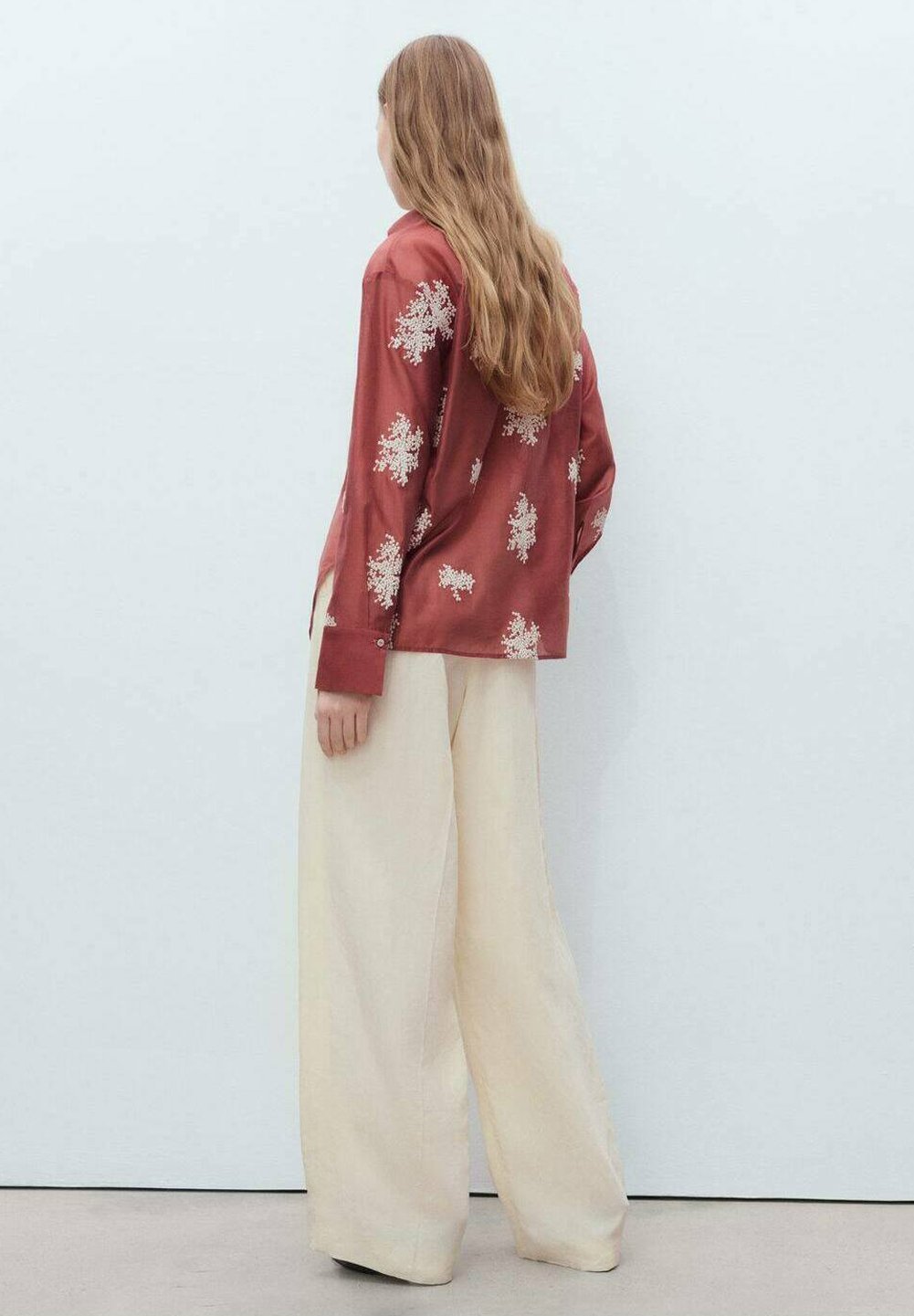 Mangofarbene, bestickte, halbtransparente Bluse mit Knopfleiste – orange