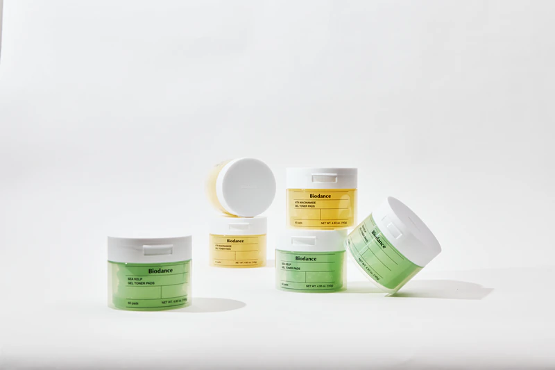 Os discos de tônico facial em gel de alga marinha da Biodance são suaves e tonificantes.