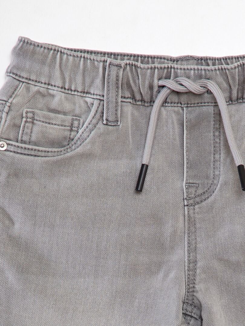 Calça jeans com cintura elástica e cordão - CINZA
