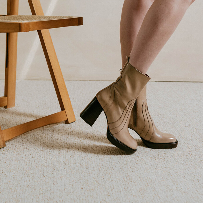 Bottines à talons  en cuir brillant beige