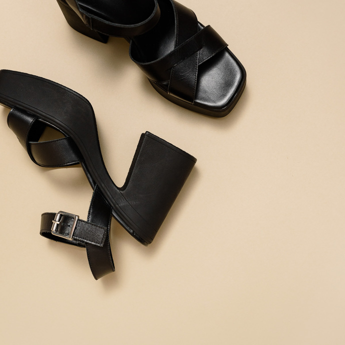 Sandales à brides croisées et plateformes  en cuir noir