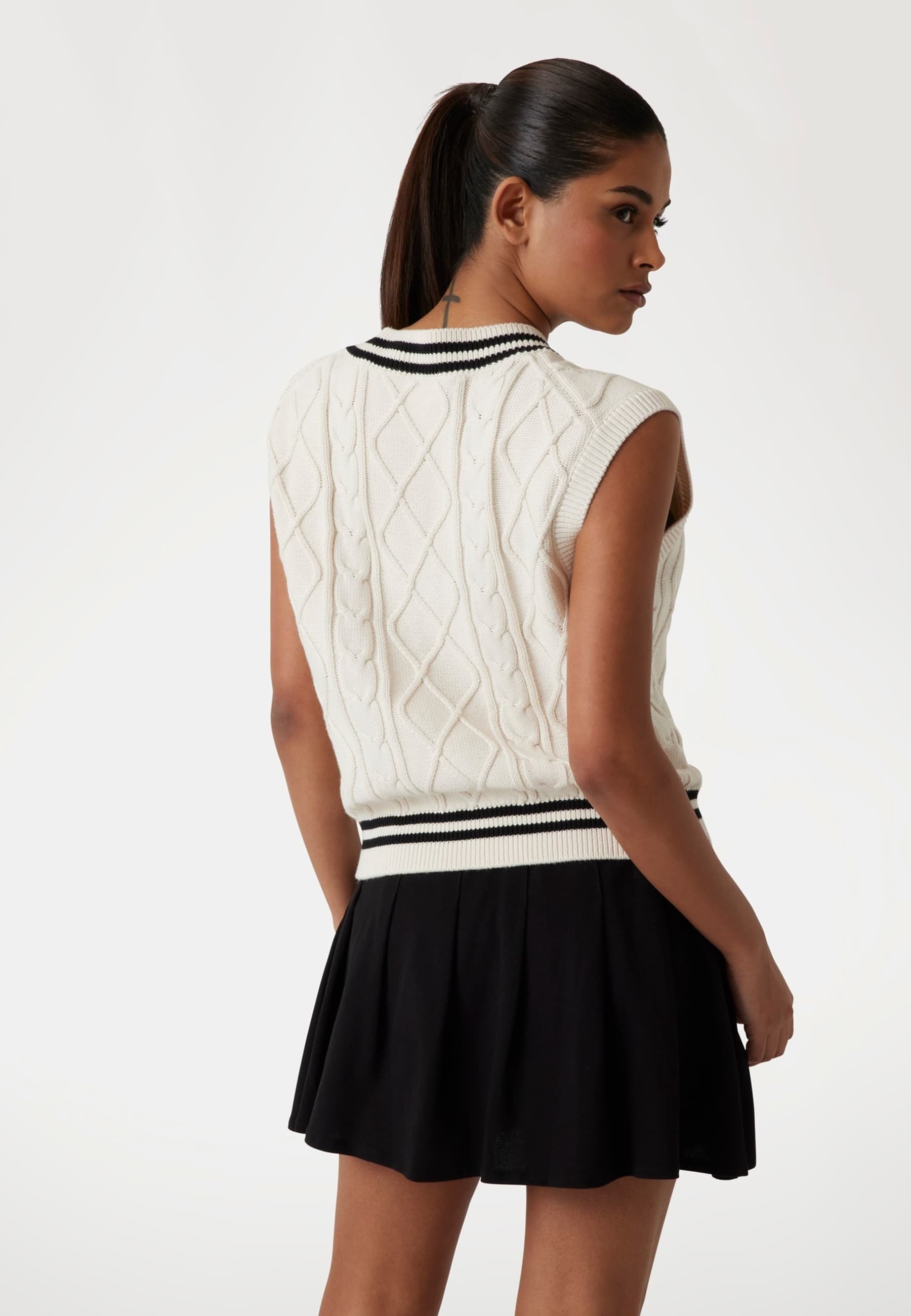 Hanorac Guess cu decolteu în V împletit - multicolor, alb