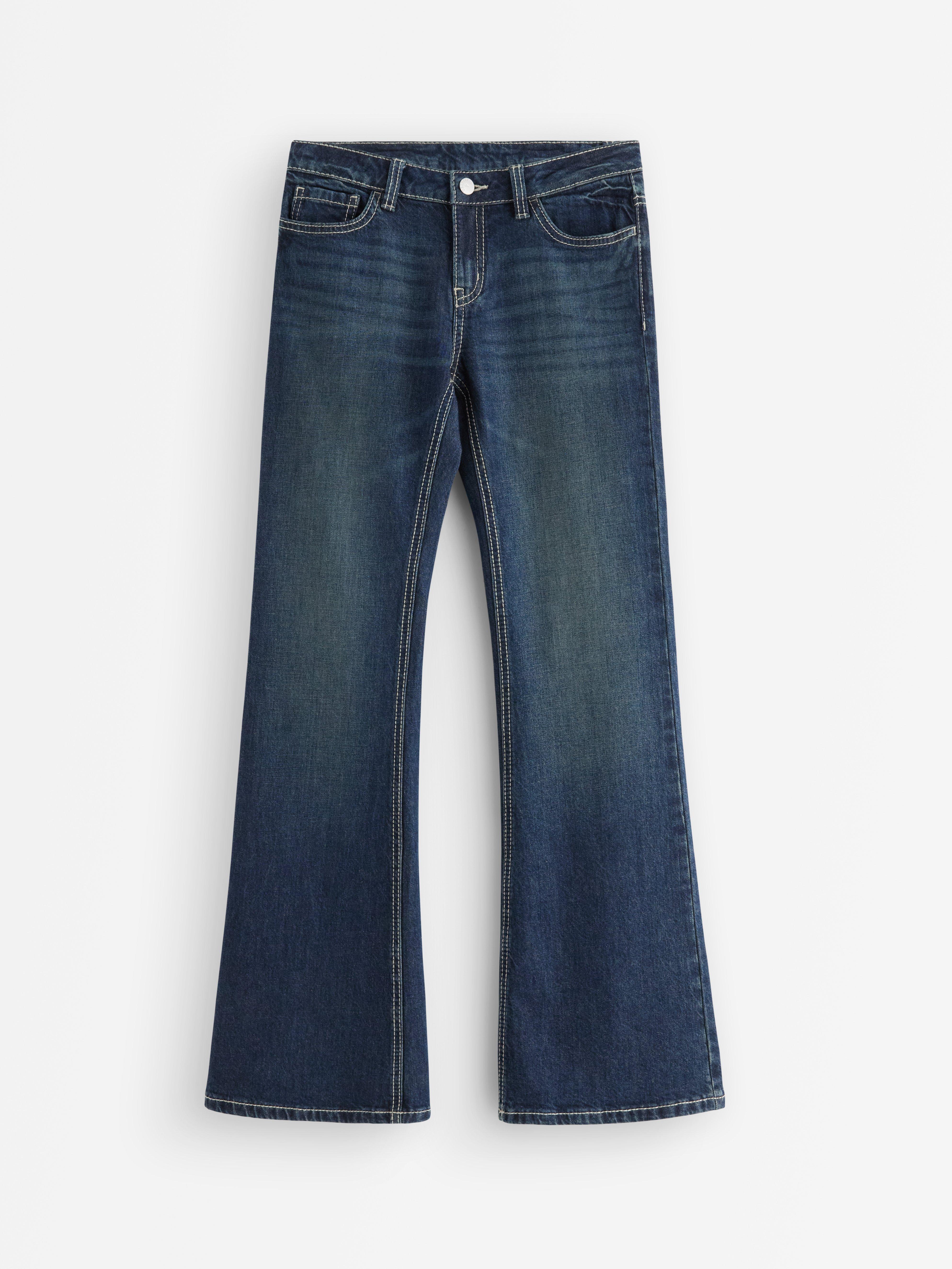 Vaqueros FREJA de pierna ancha con bolsillos traseros decorados. Denim oscuro.