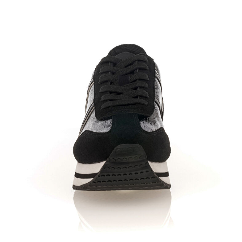 Zapatillas deportivas para mujer en color negro.