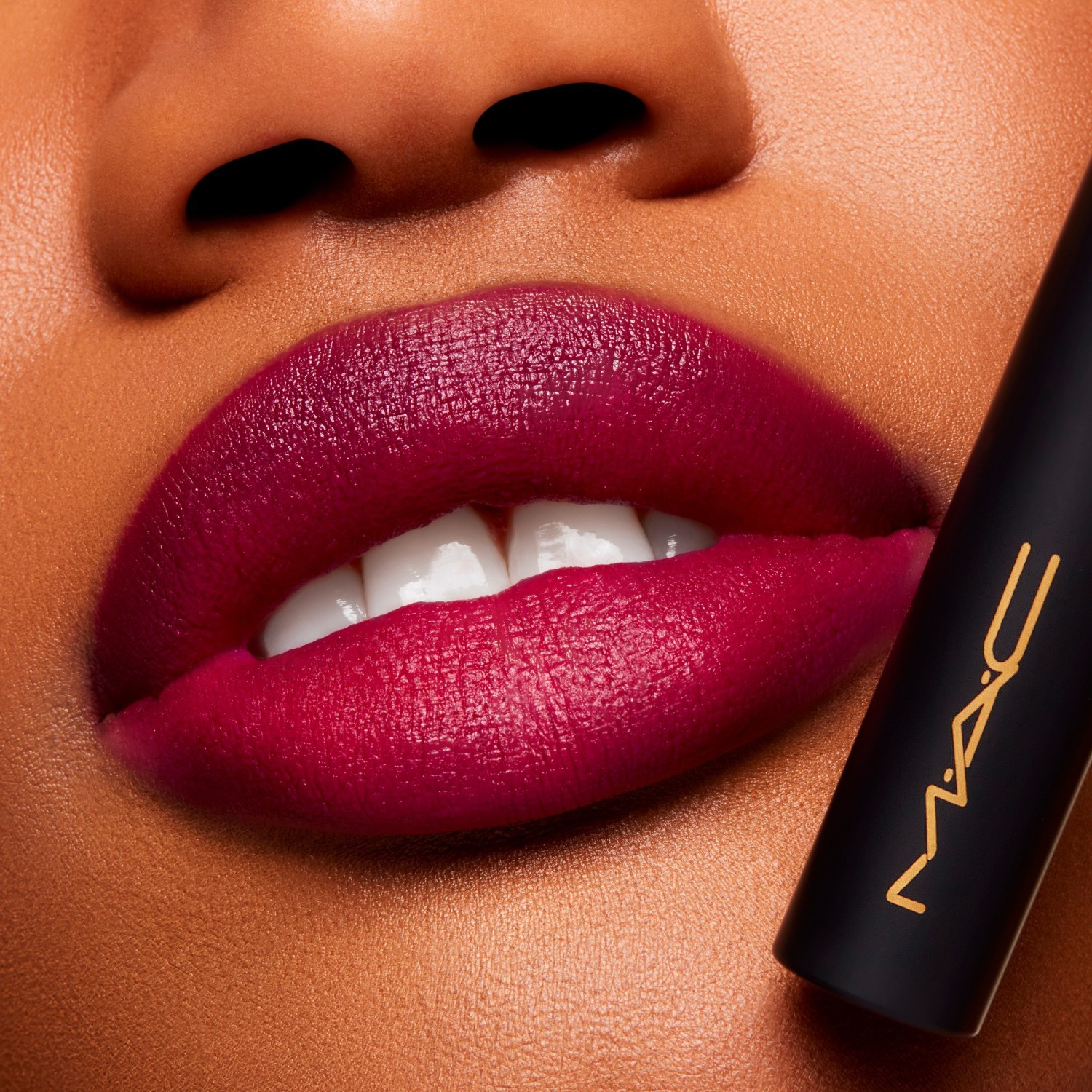 MAC lūpų dažų pudra „Powder Kiss Velvet Blur Slim Stick“ – 2 g