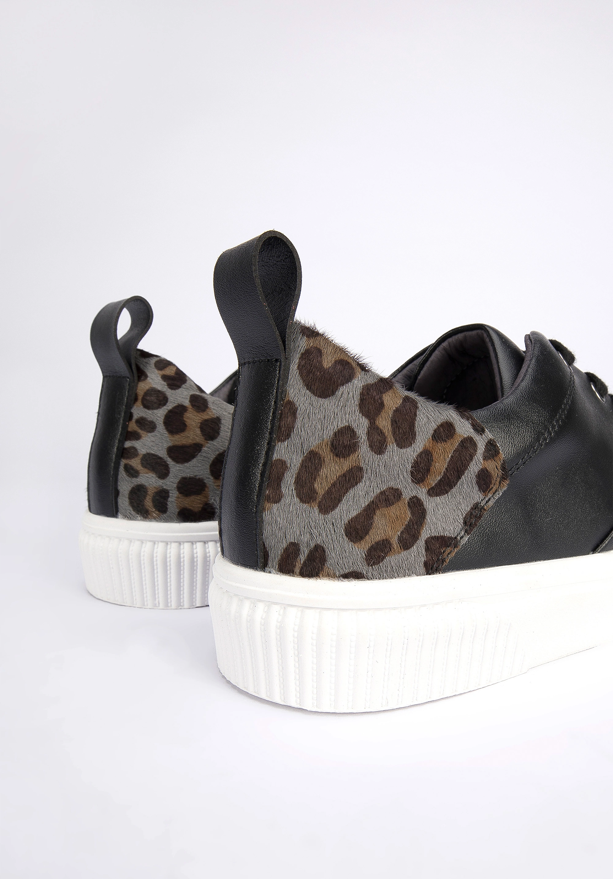 Damskie sneakersy skórzane z wzorem w cętki czarne