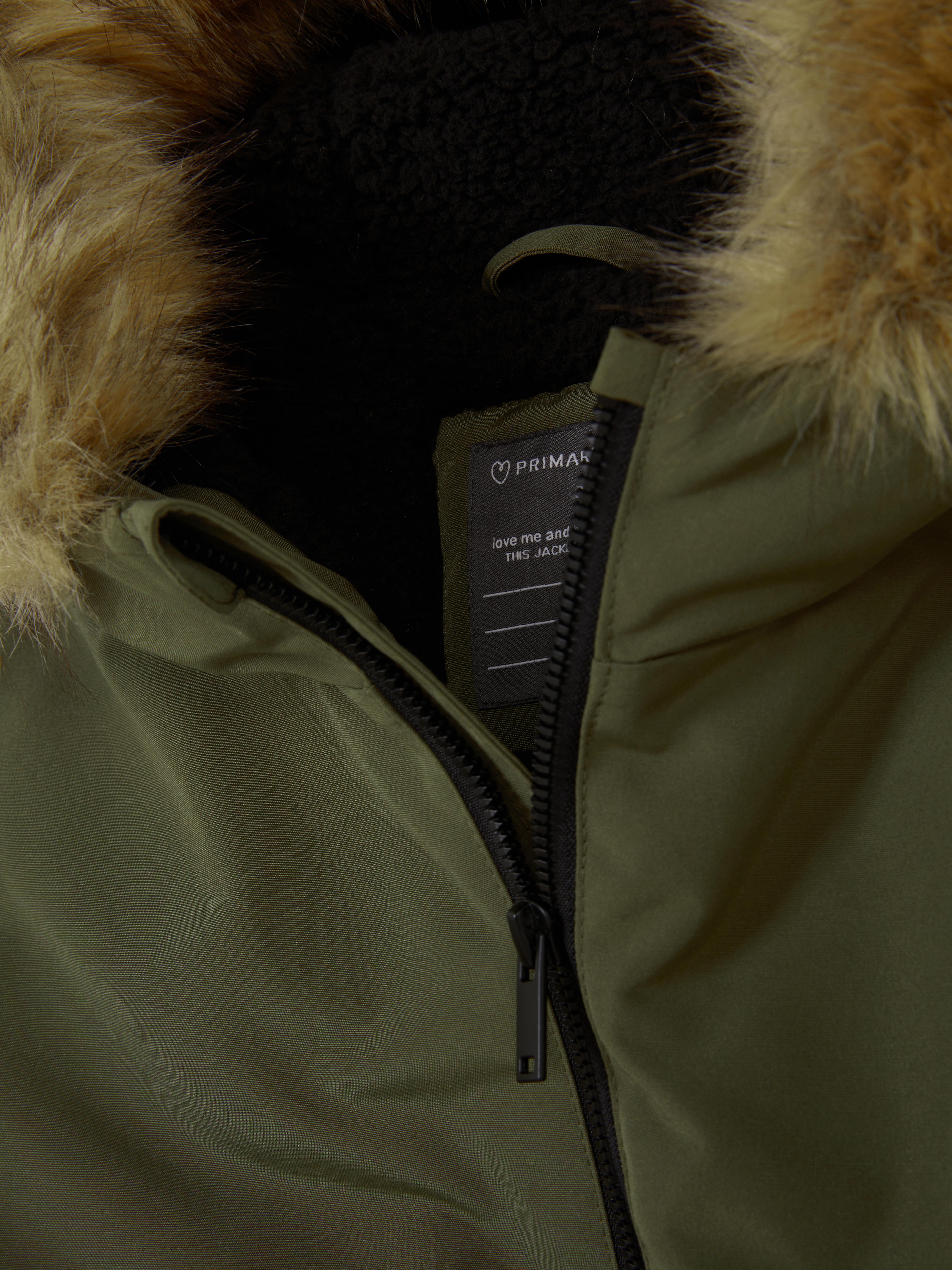 Parka mit Kunstpelzkragen. Funktionsjacke mit Kapuze mit Kunstpelzbesatz, Frontreißverschluss und vielen Taschen.