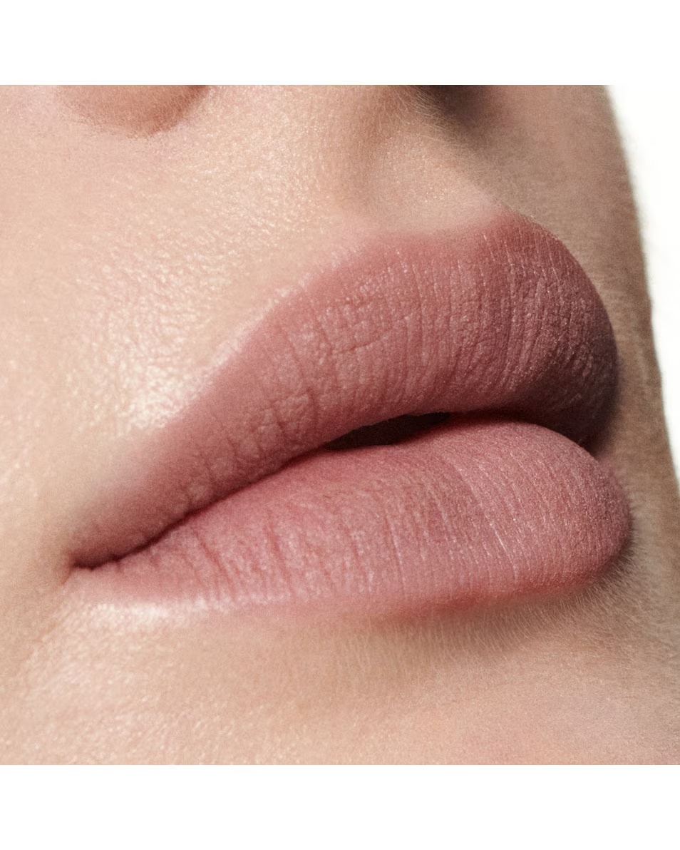 Tekutý rúž MAC Powder Kiss – Intimate Nudes – 10h hydratačný a dlhotrvajúci
