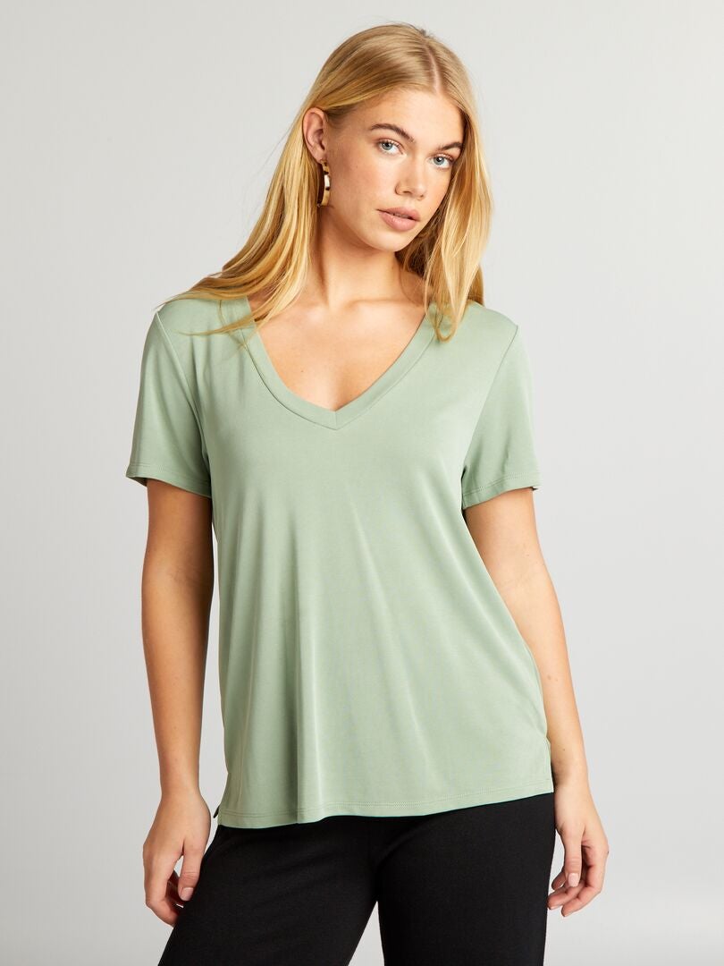 Camiseta elástica con cuello en V - VERDE